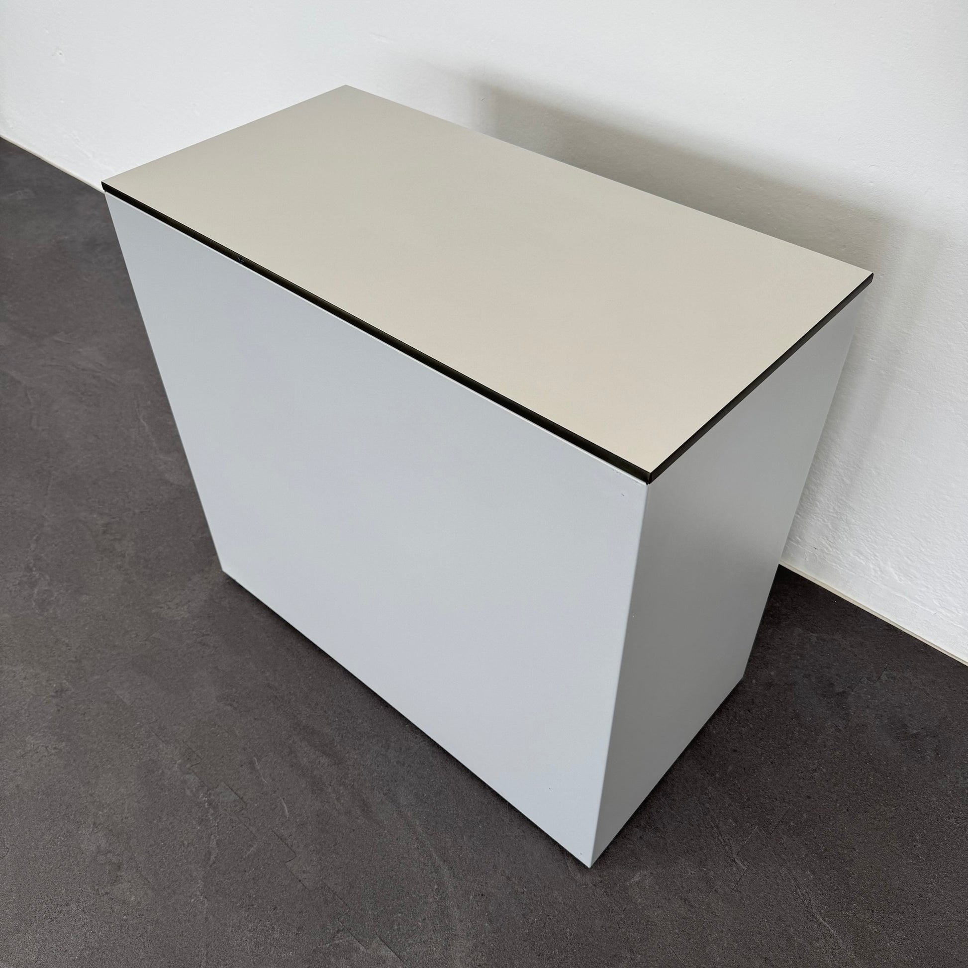 Lista Office Serie L Beistell-Korpus von hinten