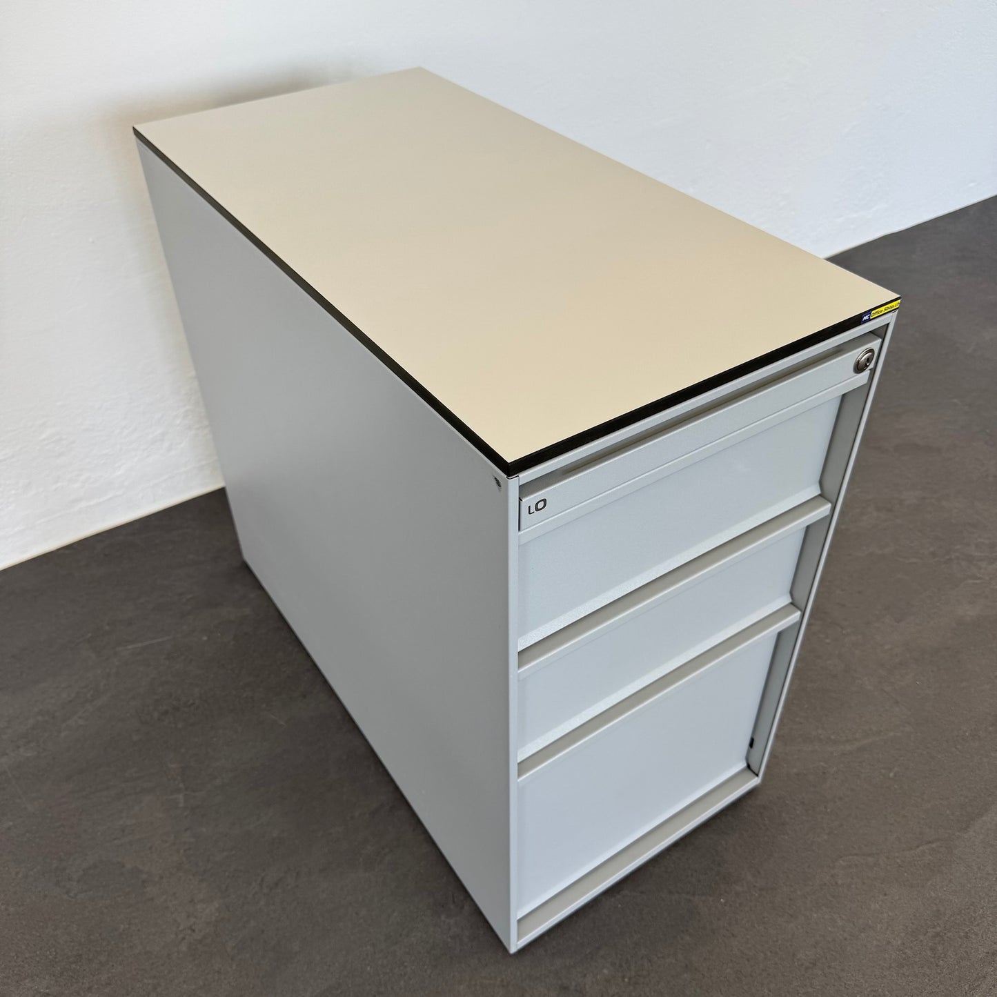 Lista Office Serie L Beistell-Korpus mit Vollkern Abdeckplatte