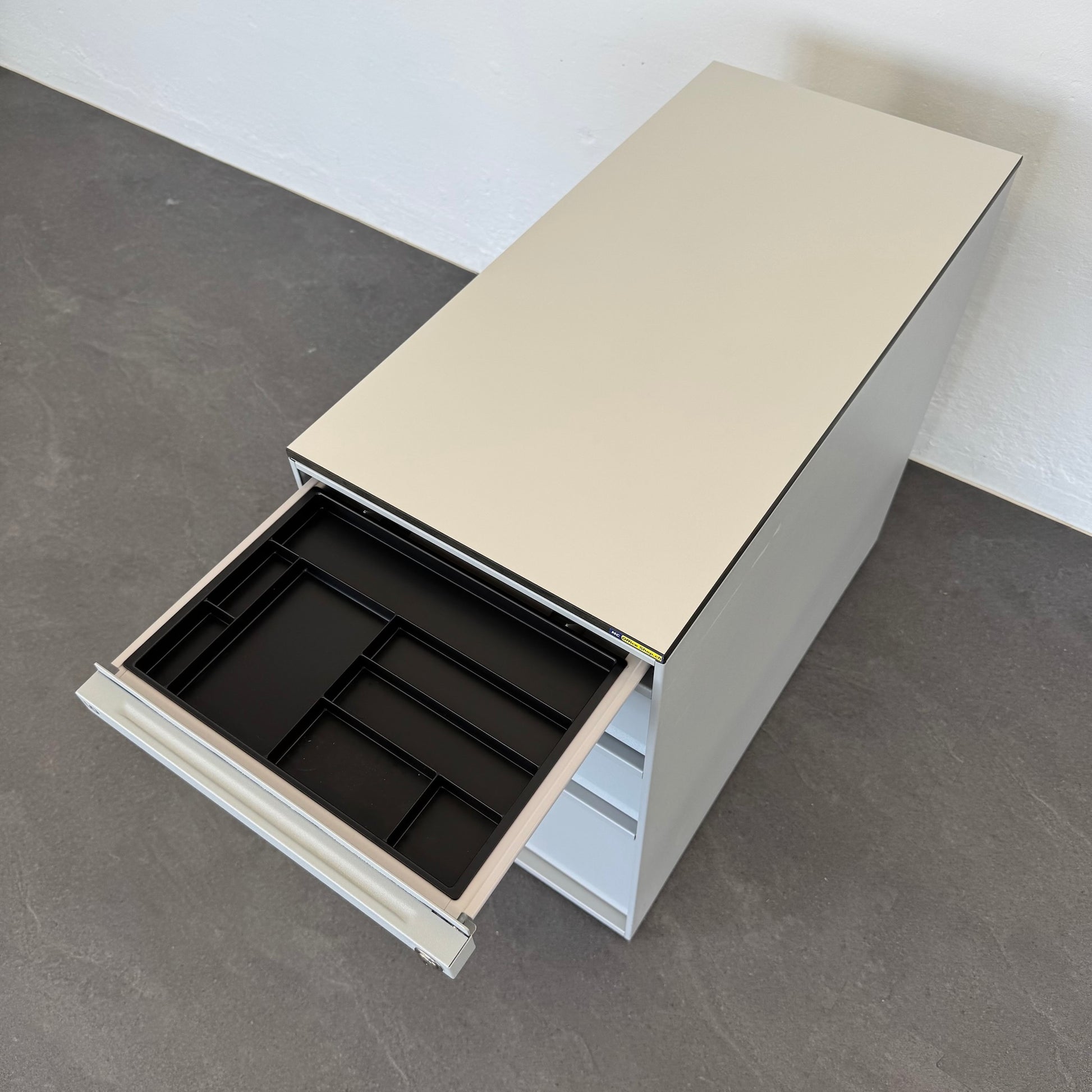 Lista Office Serie L Beistell-Korpus mit Materialschale offen