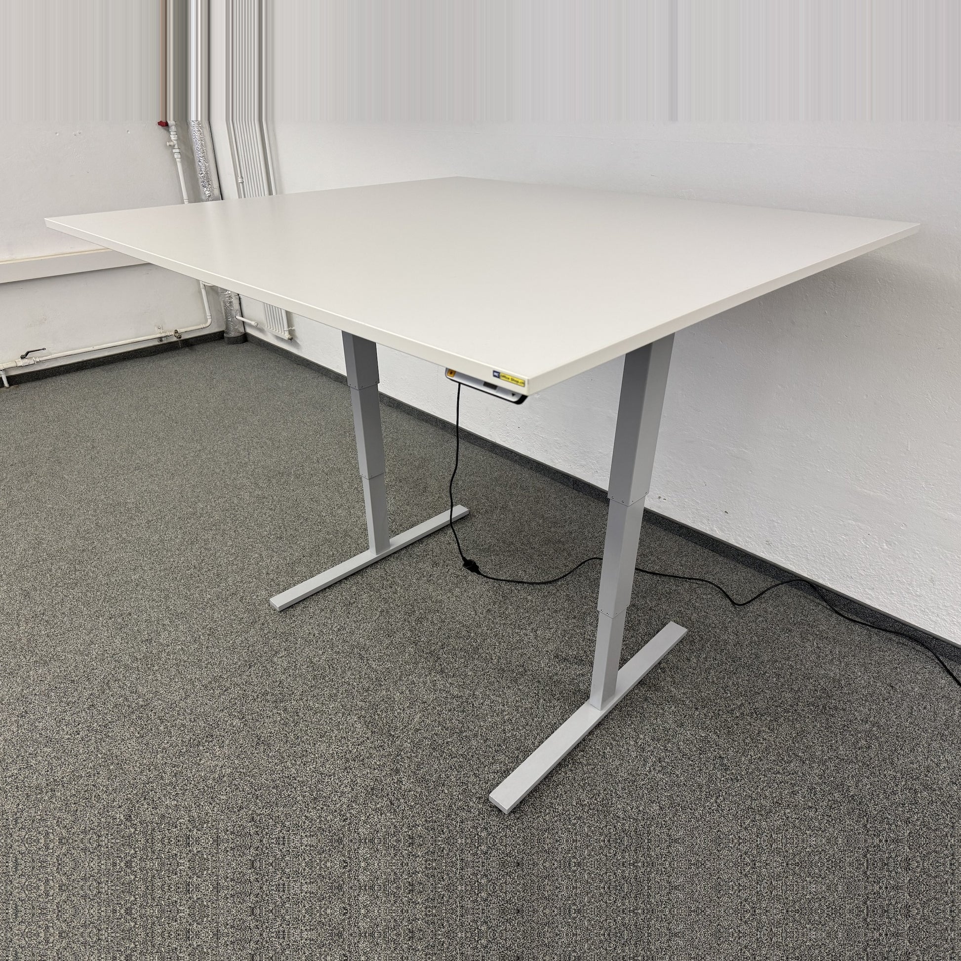 Interoffice Extend Sitz-Steh Sitzungstisch mit Gestell in Silbergrau