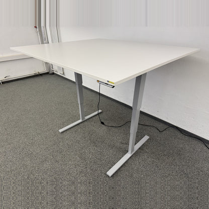 Interoffice Extend Sitz-Steh Sitzungstisch mit Gestell in Silbergrau