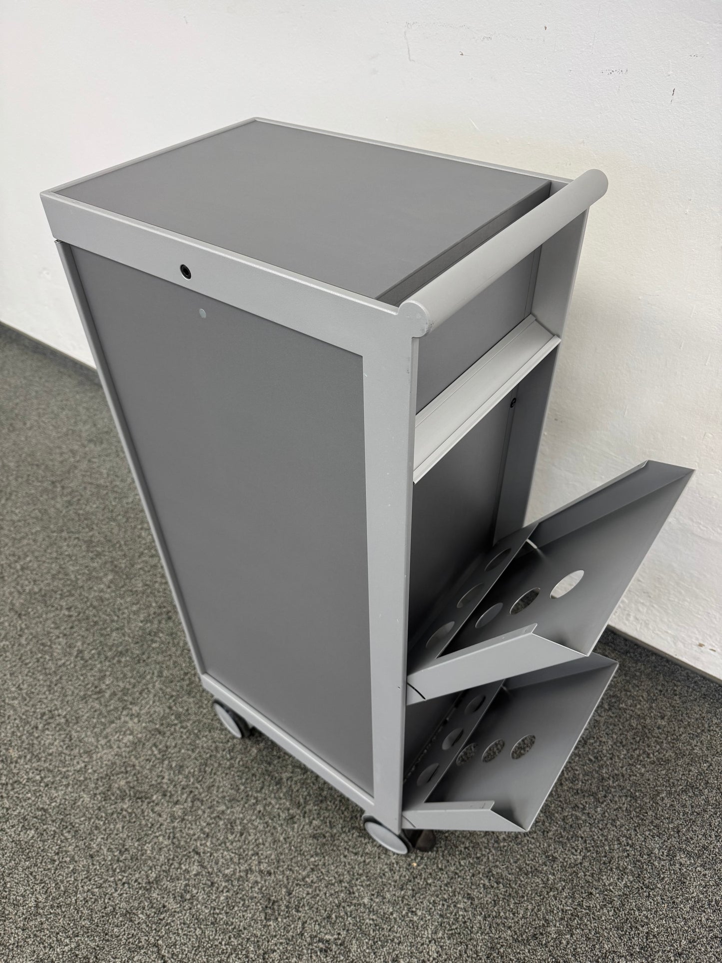 Denz D3 Roll-Caddy mit Postfächer aufgeklappt