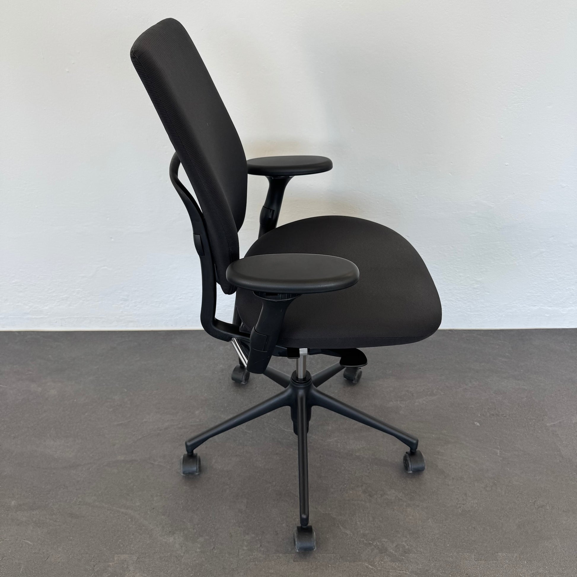 Vitra Oson Chair Bürodrehstuhl seitliche Ansicht