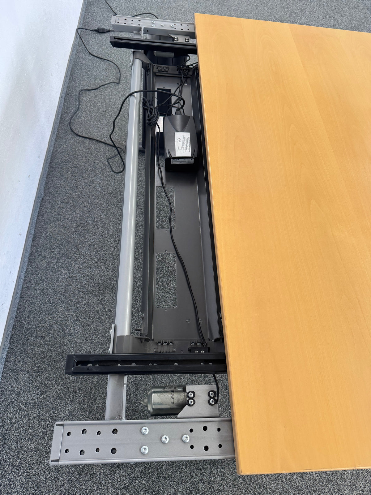 Sitag Ready Sitz-Steh Schreibtisch Detailfoto Kabelwanne