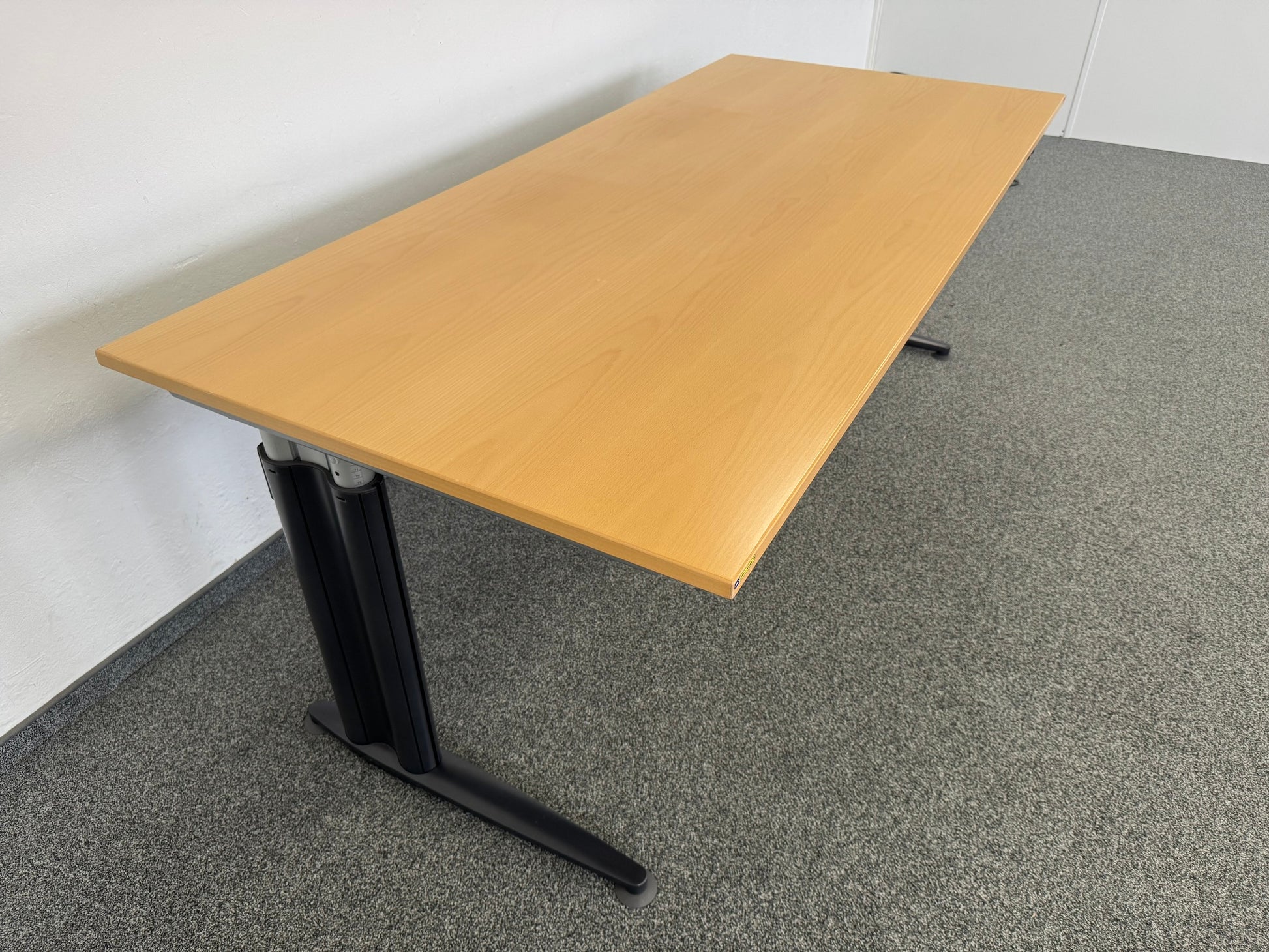 Sitag Ready Sitz-Steh Schreibtisch von links
