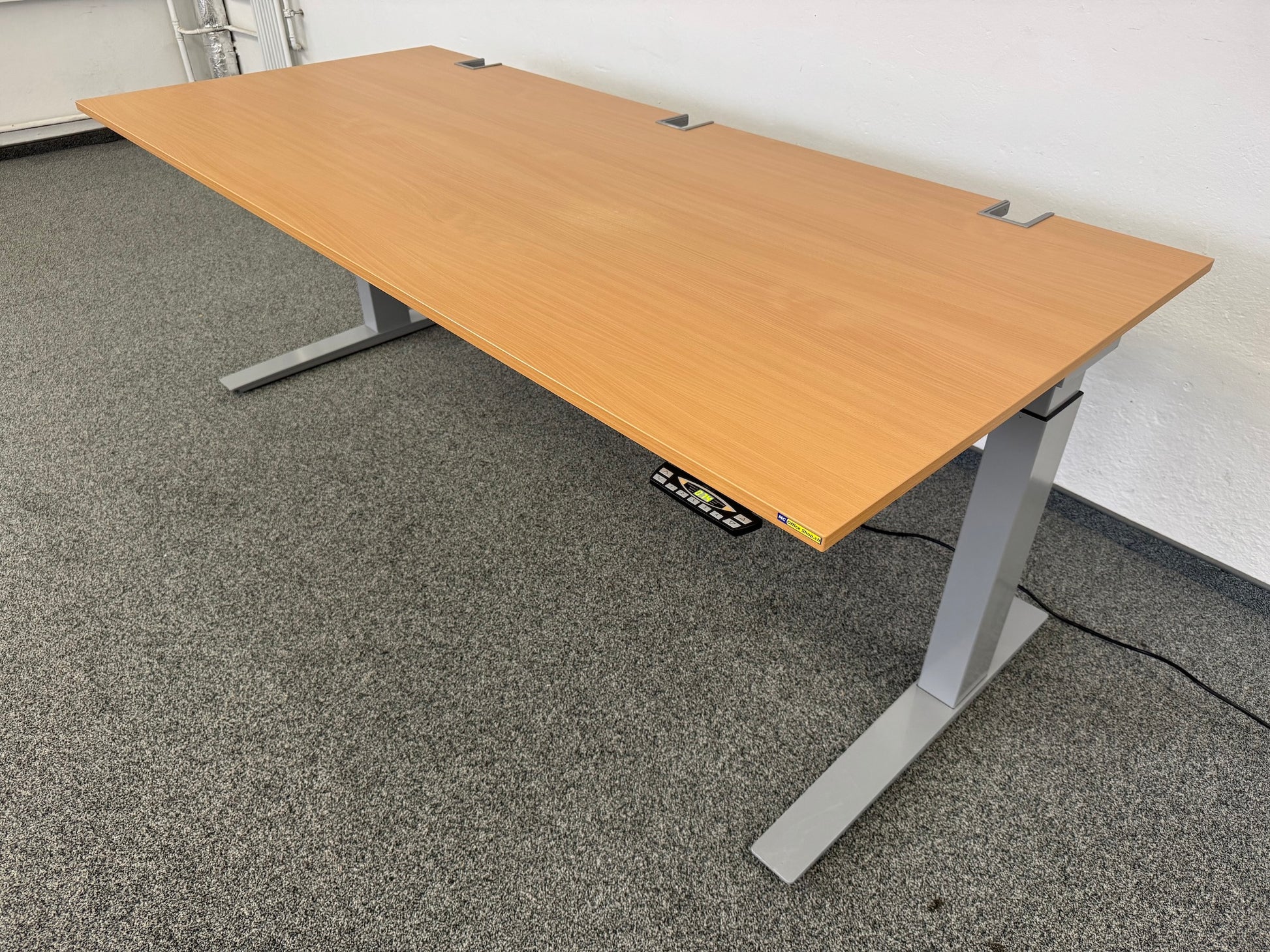 Kinnarps Serie P Sitz-Steh Schreibtisch von rechts