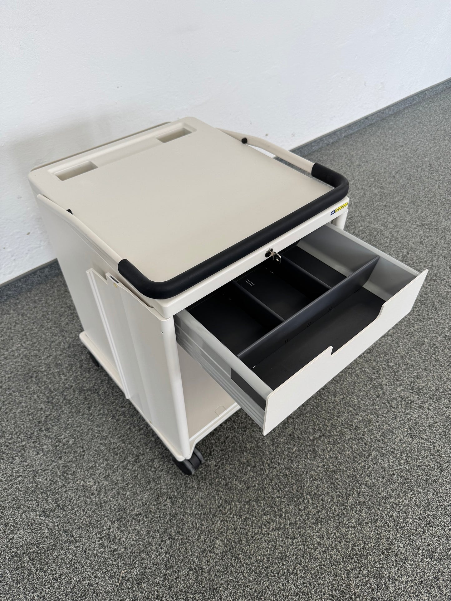 Vitra Storage Drucker-Caddy mit augezogener Schublade
