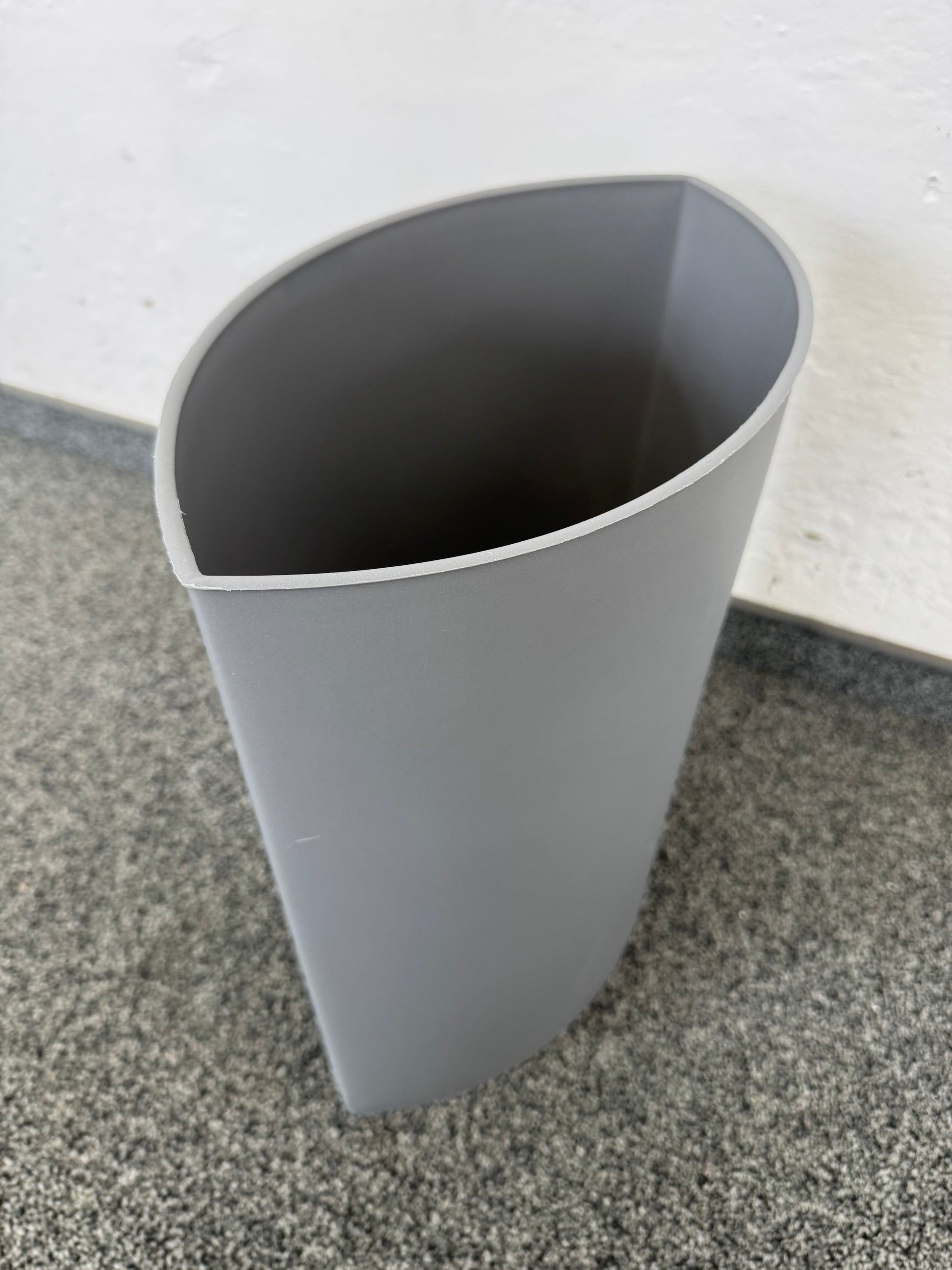 Authentics Lip Papierkorb Ansicht von hinten