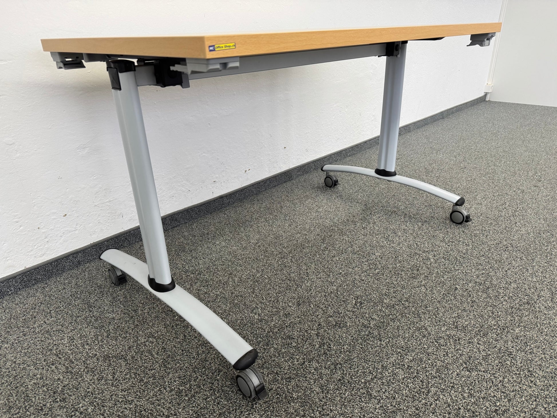 Welle Classico Roll-Sitzungstisch mit Tischgestell aus Metall in Silbergrau