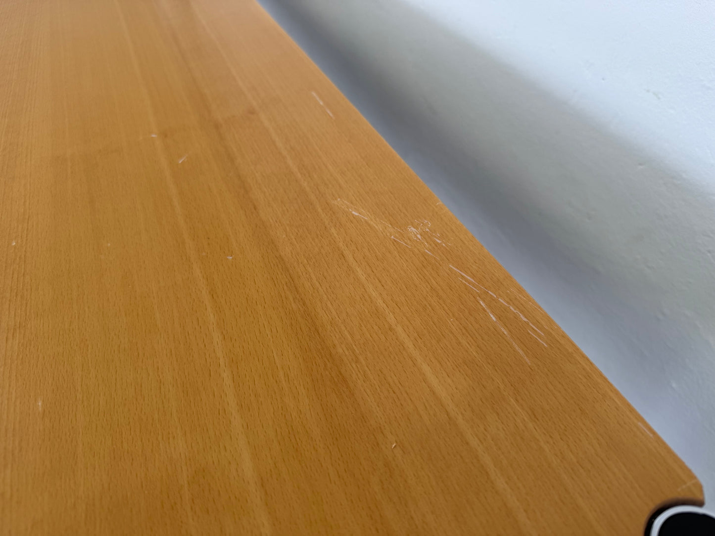 USM Haller Classic Schreibtisch Ansicht Schäden auf Tischplatte