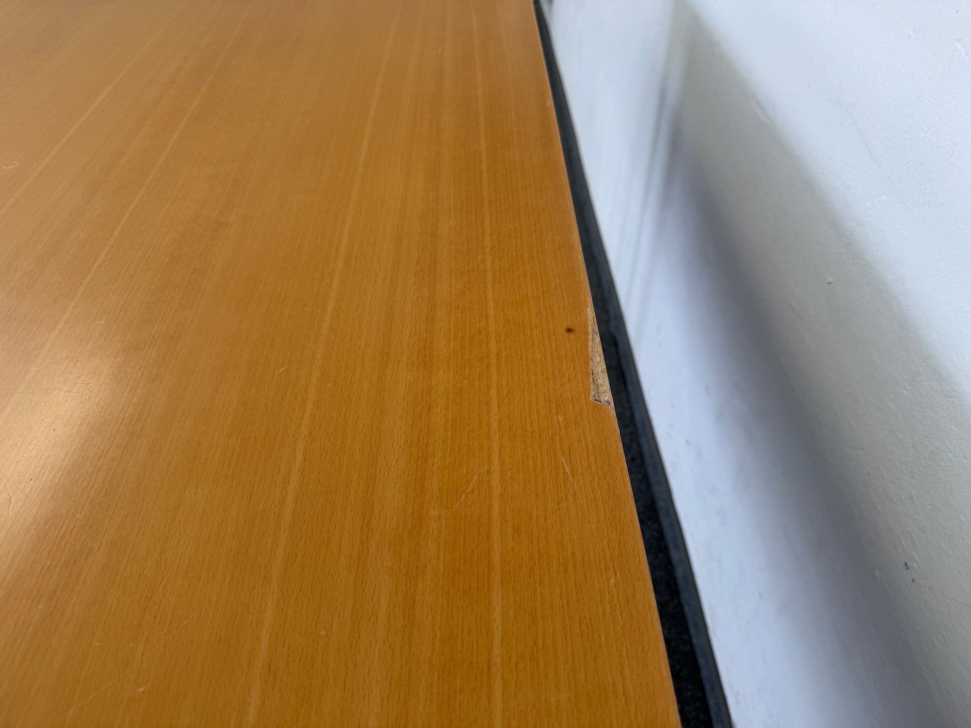 USM Haller Classic Schreibtisch Ansicht Schäden auf Tischplatte