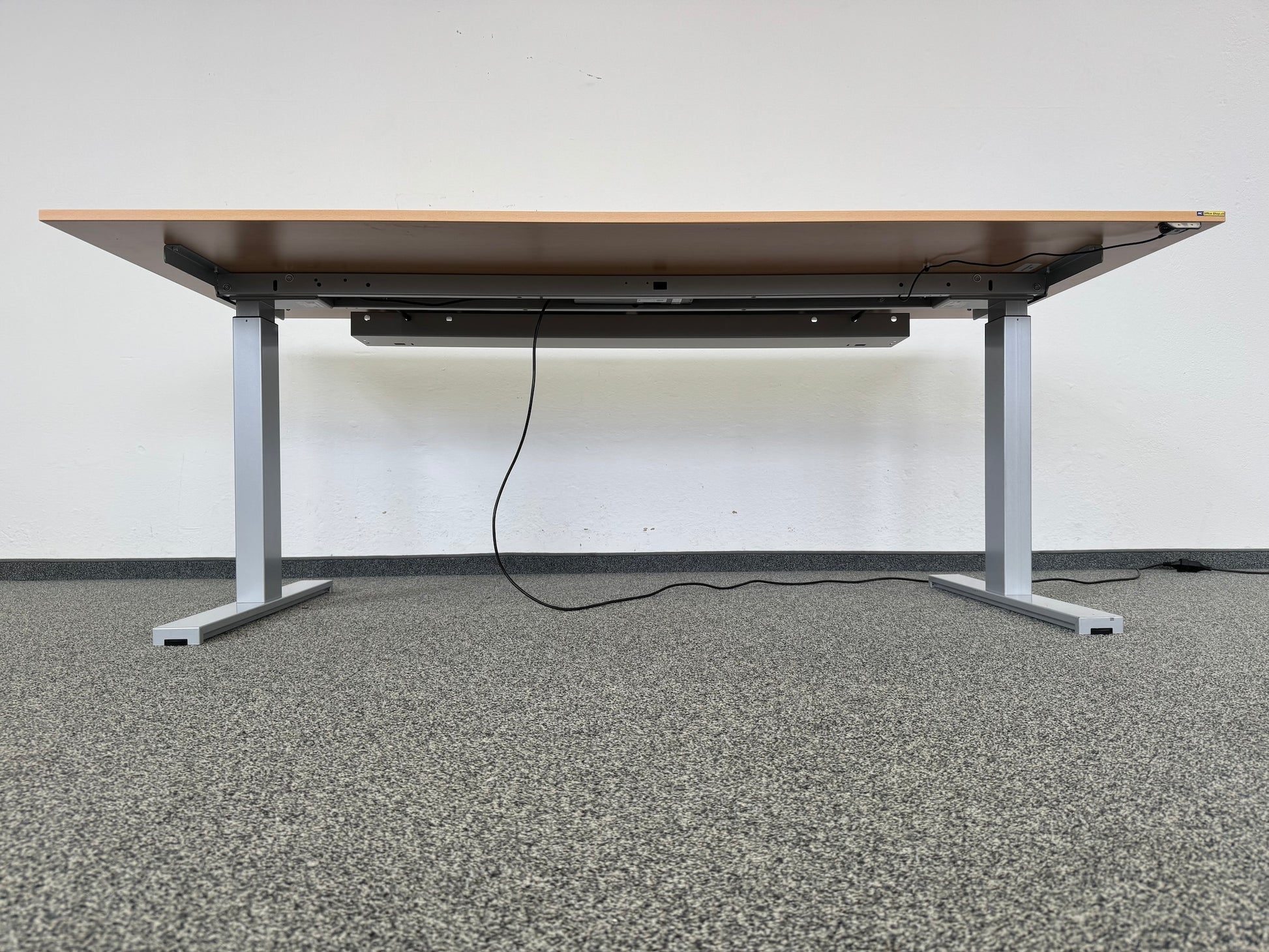 Interoffice Sitz-Steh-Schreibtisch von unten