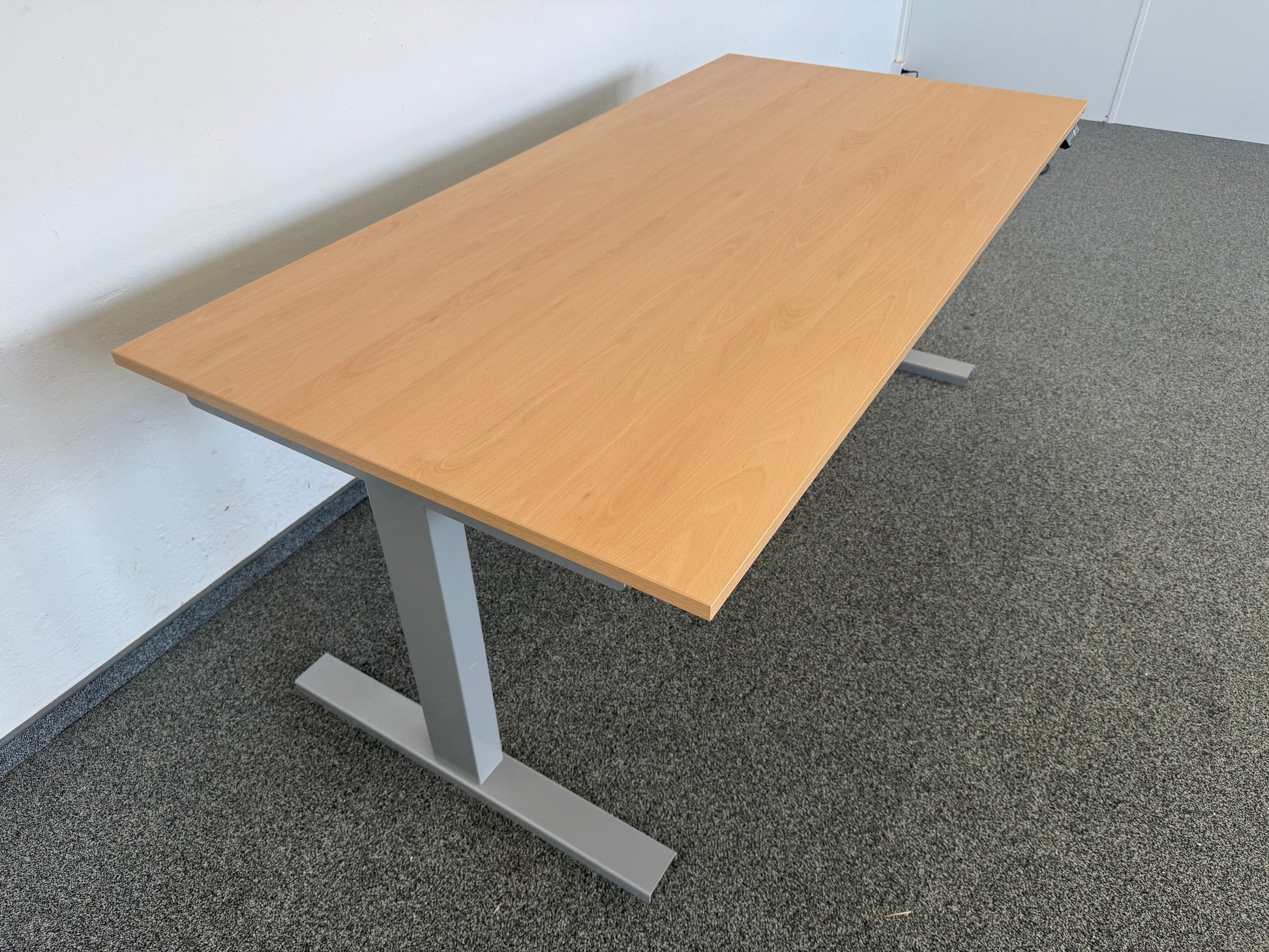 Interoffice Sitz-Steh-Schreibtisch von oben