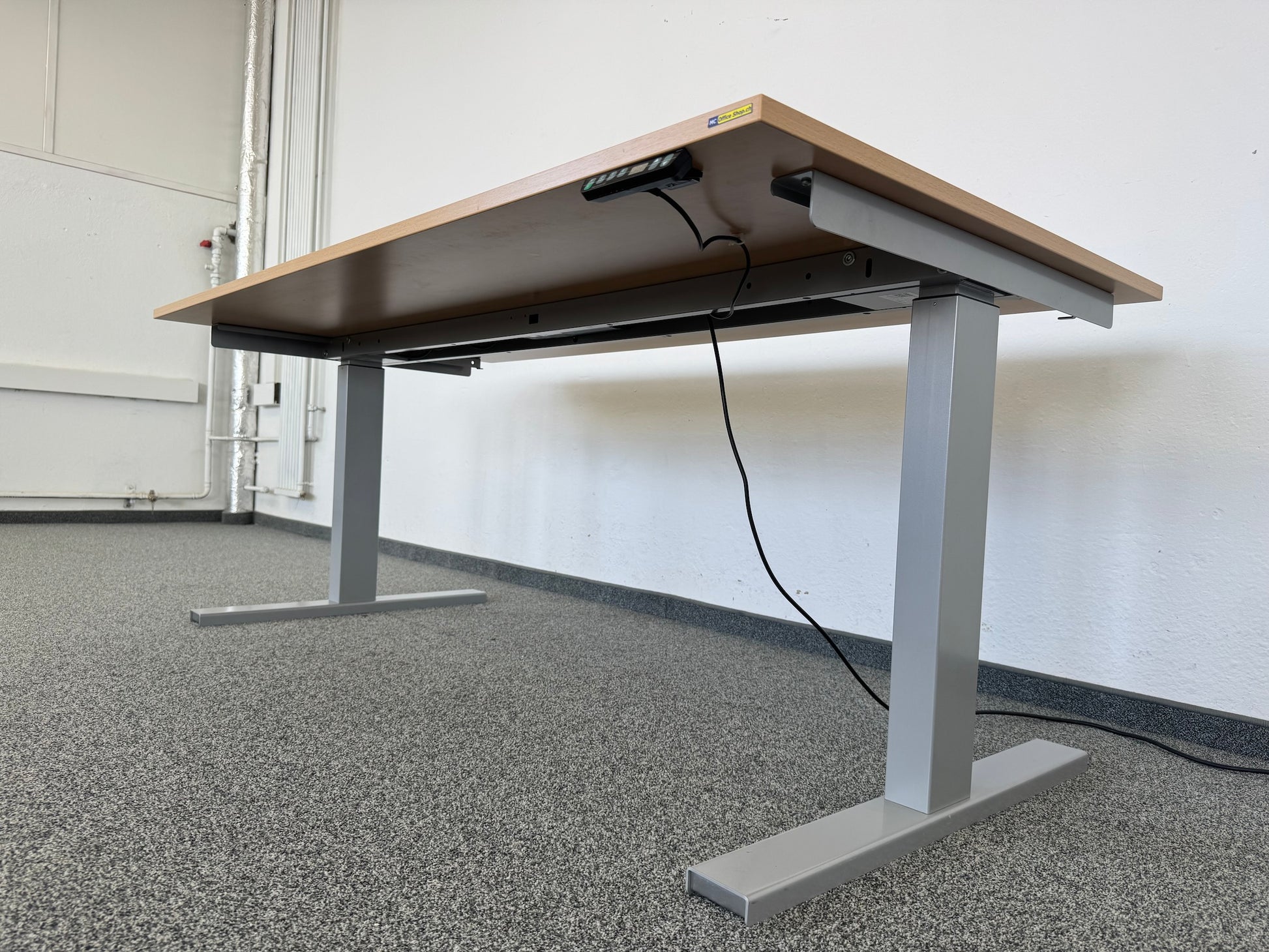 Interoffice Sitz-Steh-Schreibtisch von unten seitlich