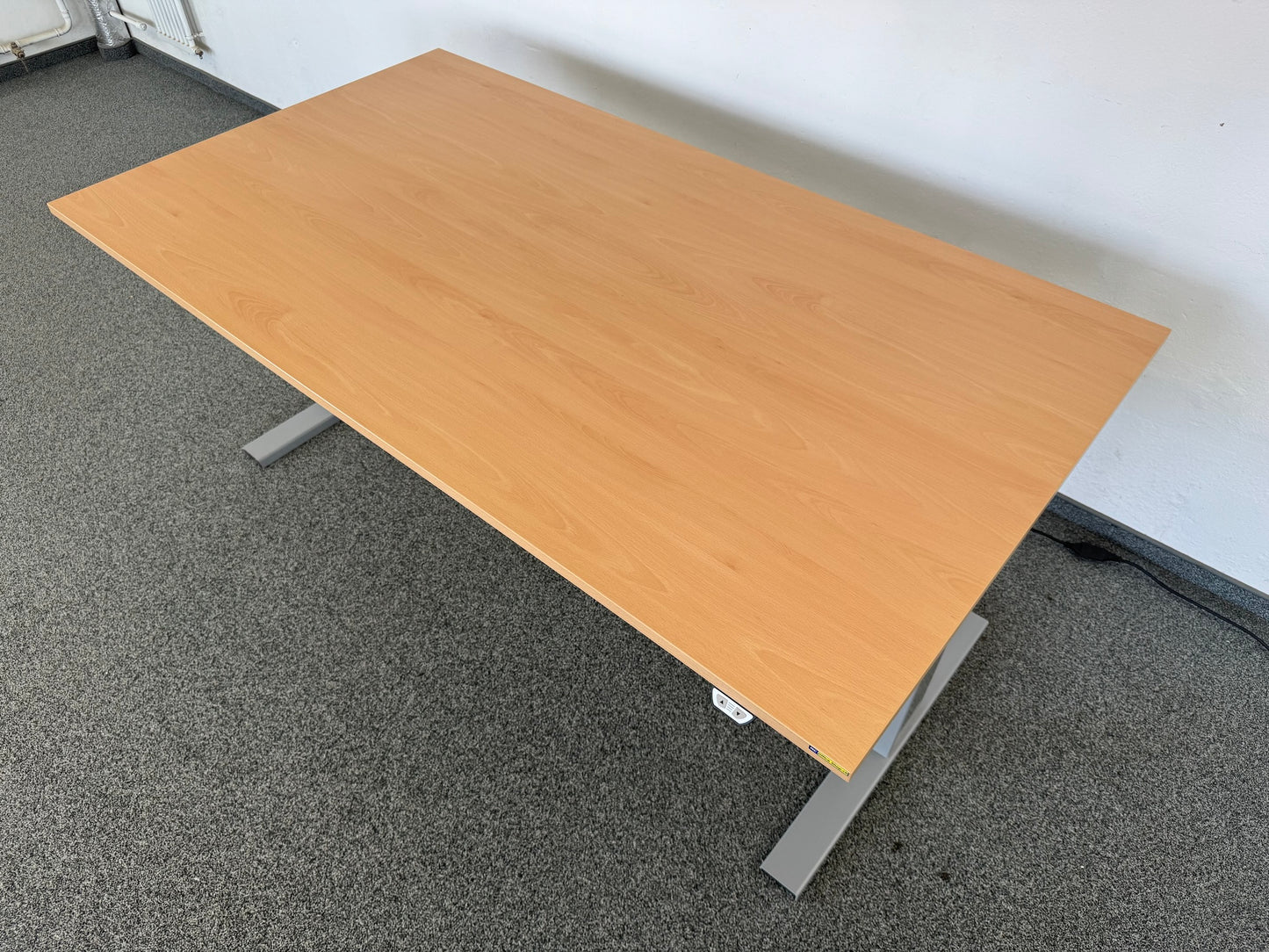 Interoffice Sitz-Steh-Schreibtisch Detailfoto Tischplatte