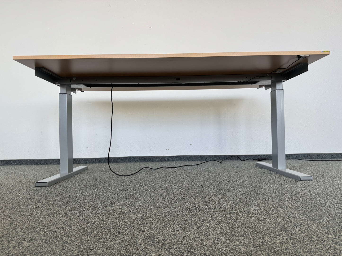 Interoffice Sitz-Steh-Schreibtisch von unten