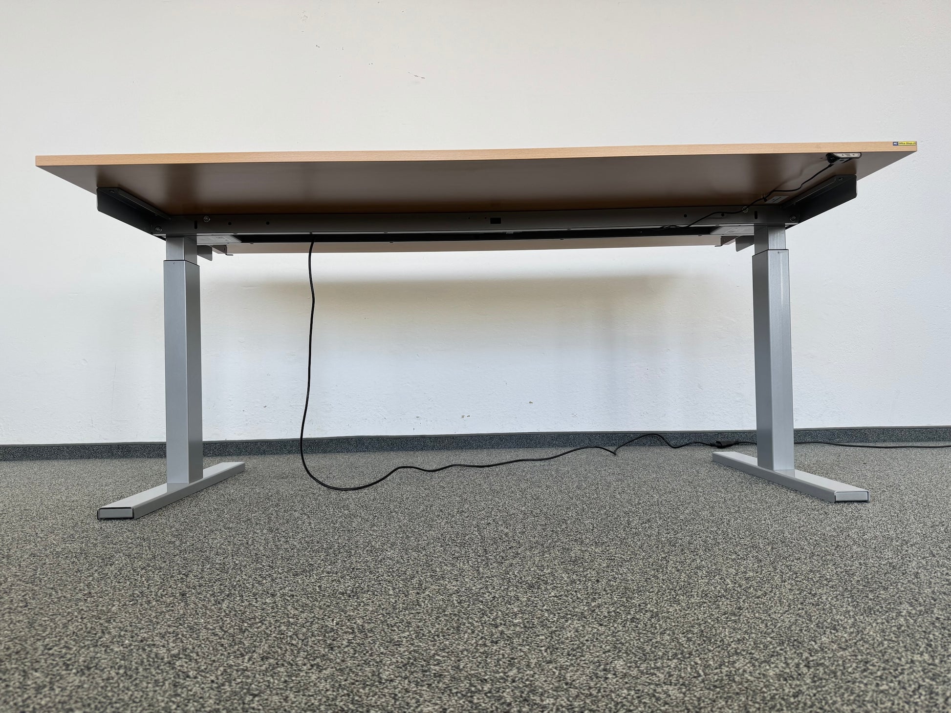 Interoffice Sitz-Steh-Schreibtisch von unten