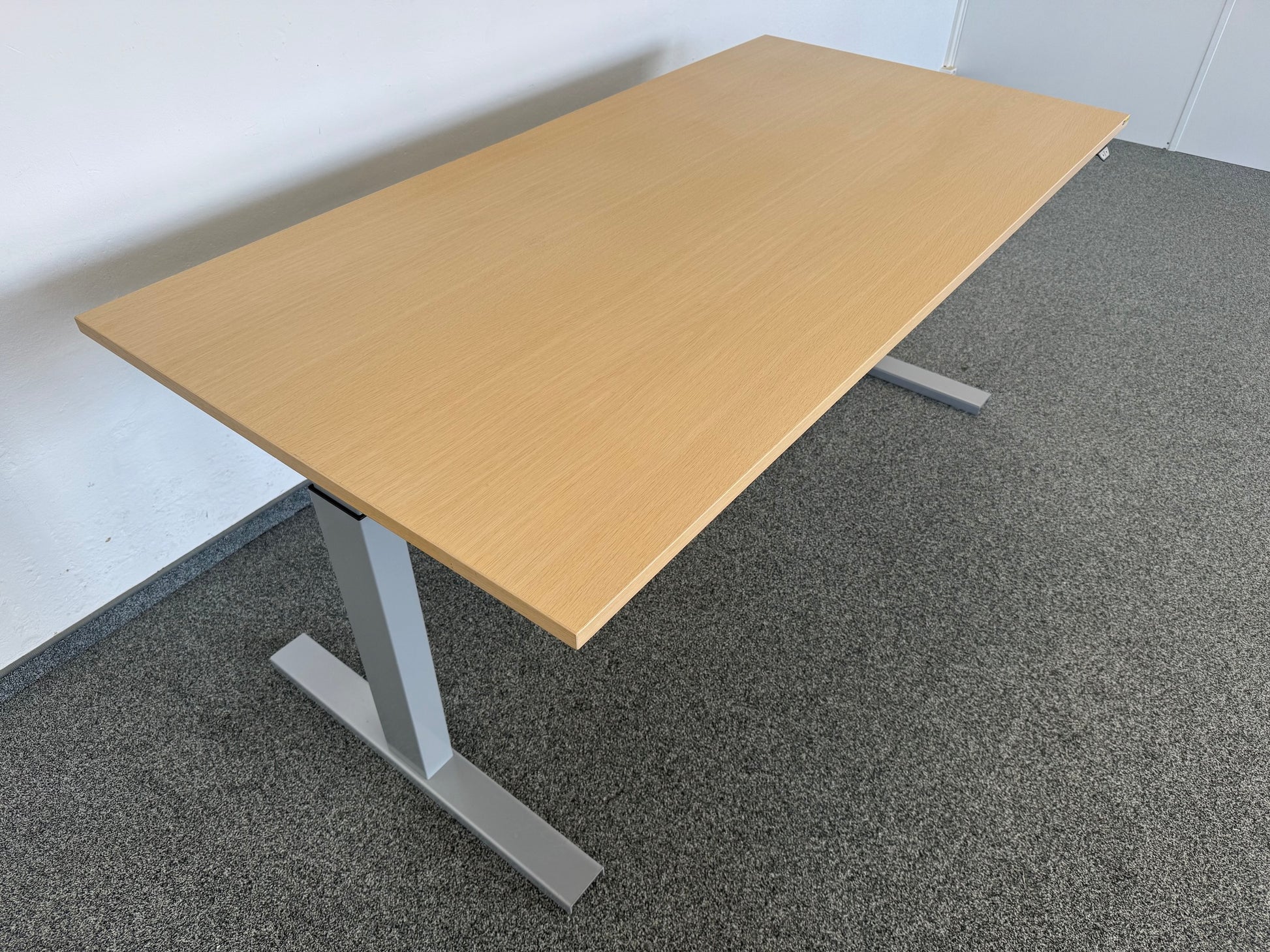 Interoffice Sitz-Steh-Schreibtisch von oben