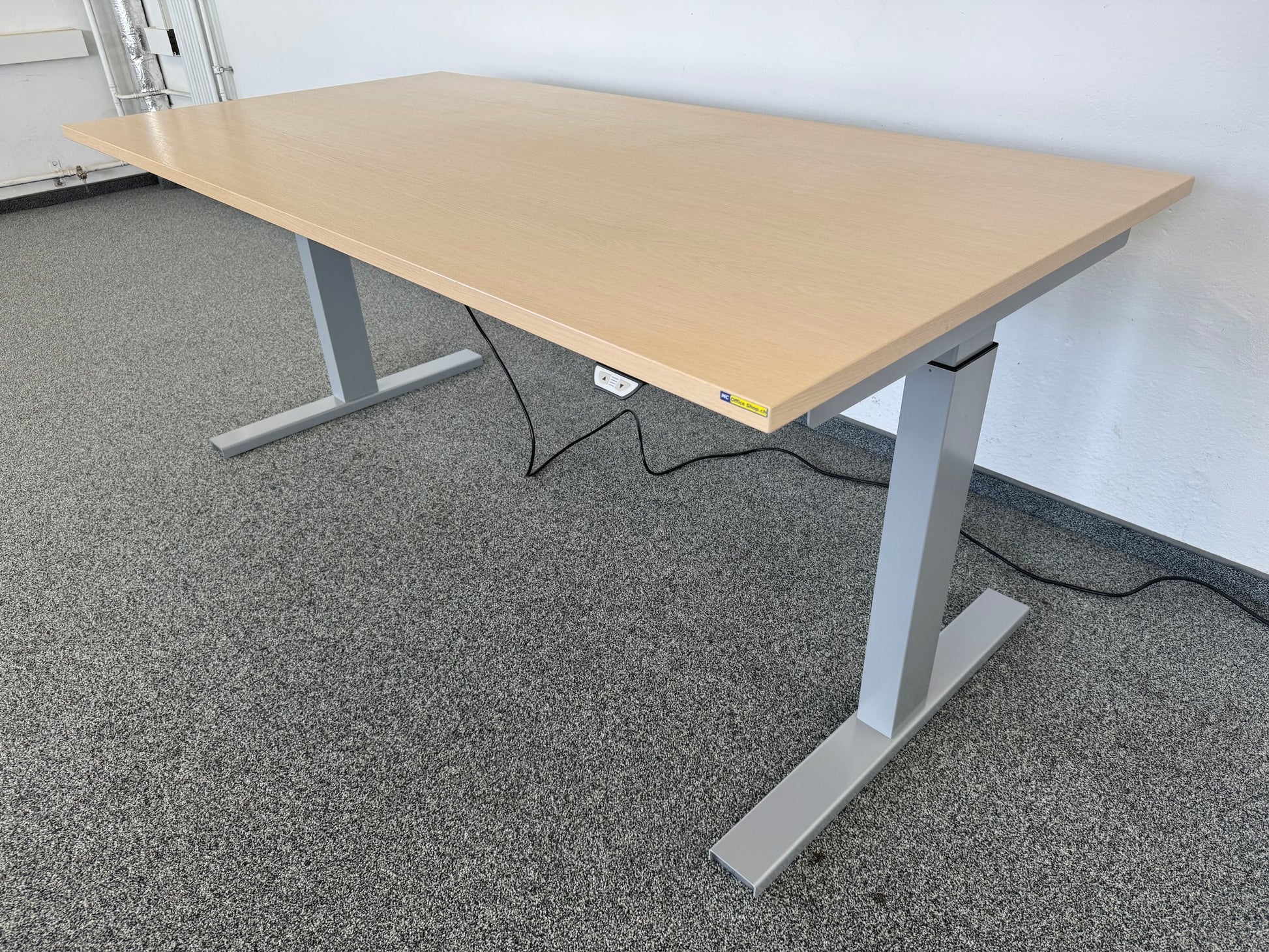 Interoffice Sitz-Steh-Schreibtisch von der Seite