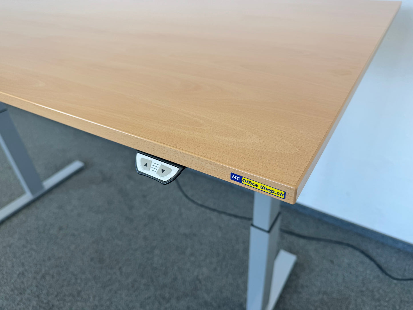 Interoffice Sitz-Steh-Schreibtisch Detailfoto Auf/Ab-Steuerung