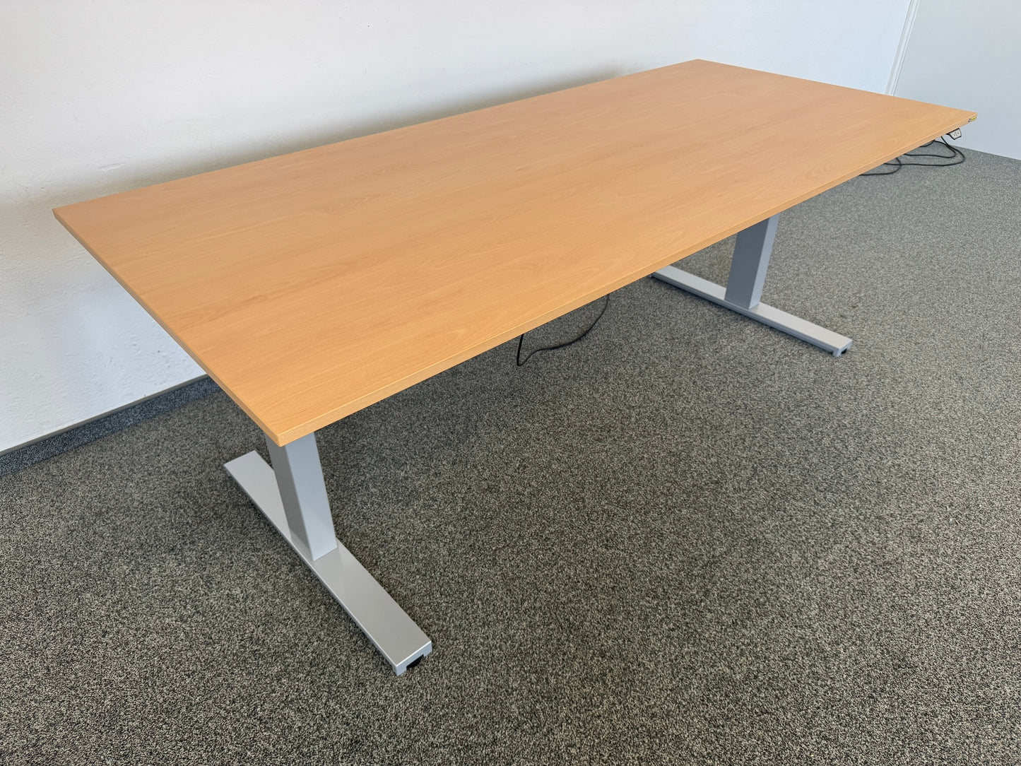 Interoffice Sitz-Steh-Schreibtisch von oben