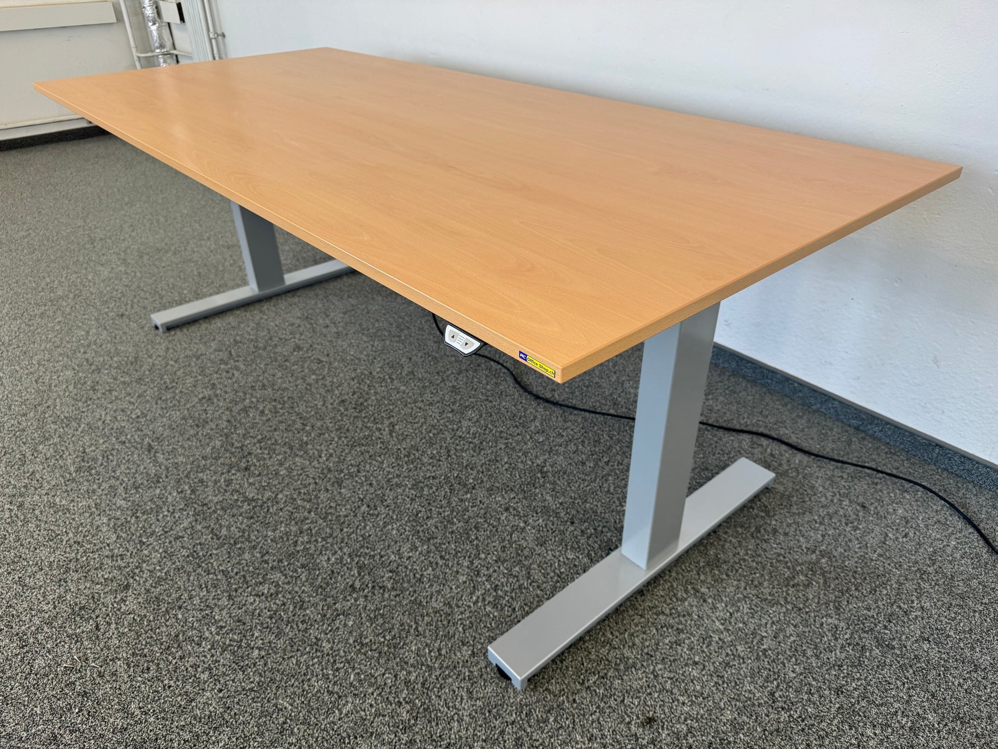 Interoffice Sitz-Steh-Schreibtisch von der Seite