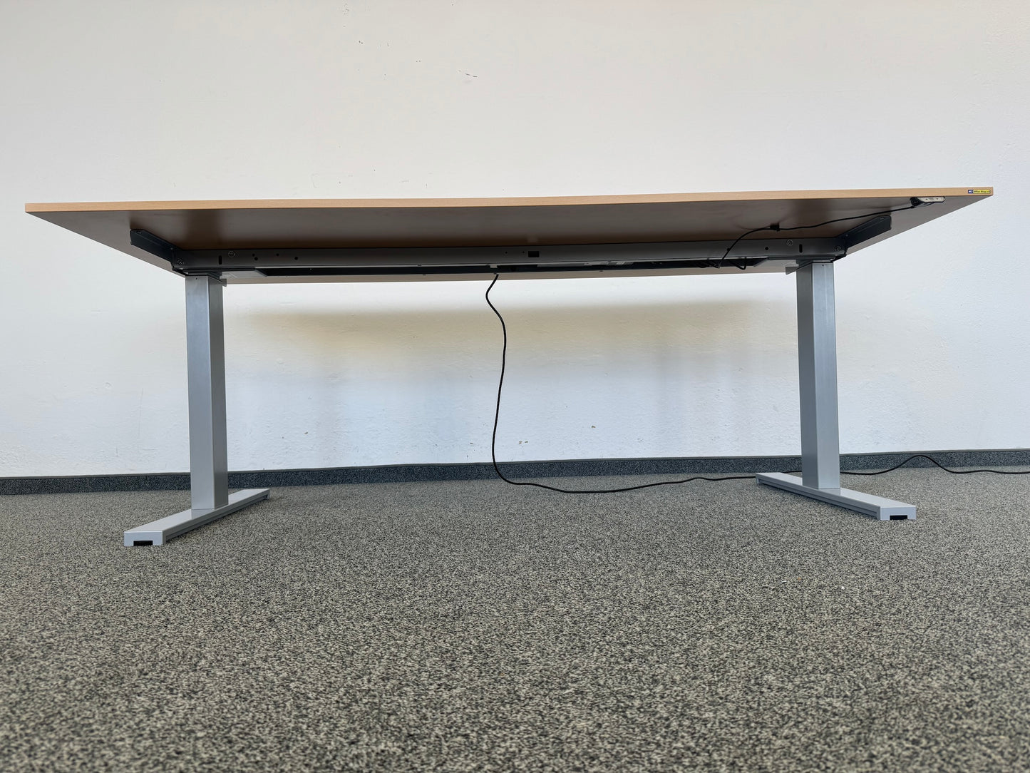 Interoffice Sitz-Steh-Schreibtisch von unten