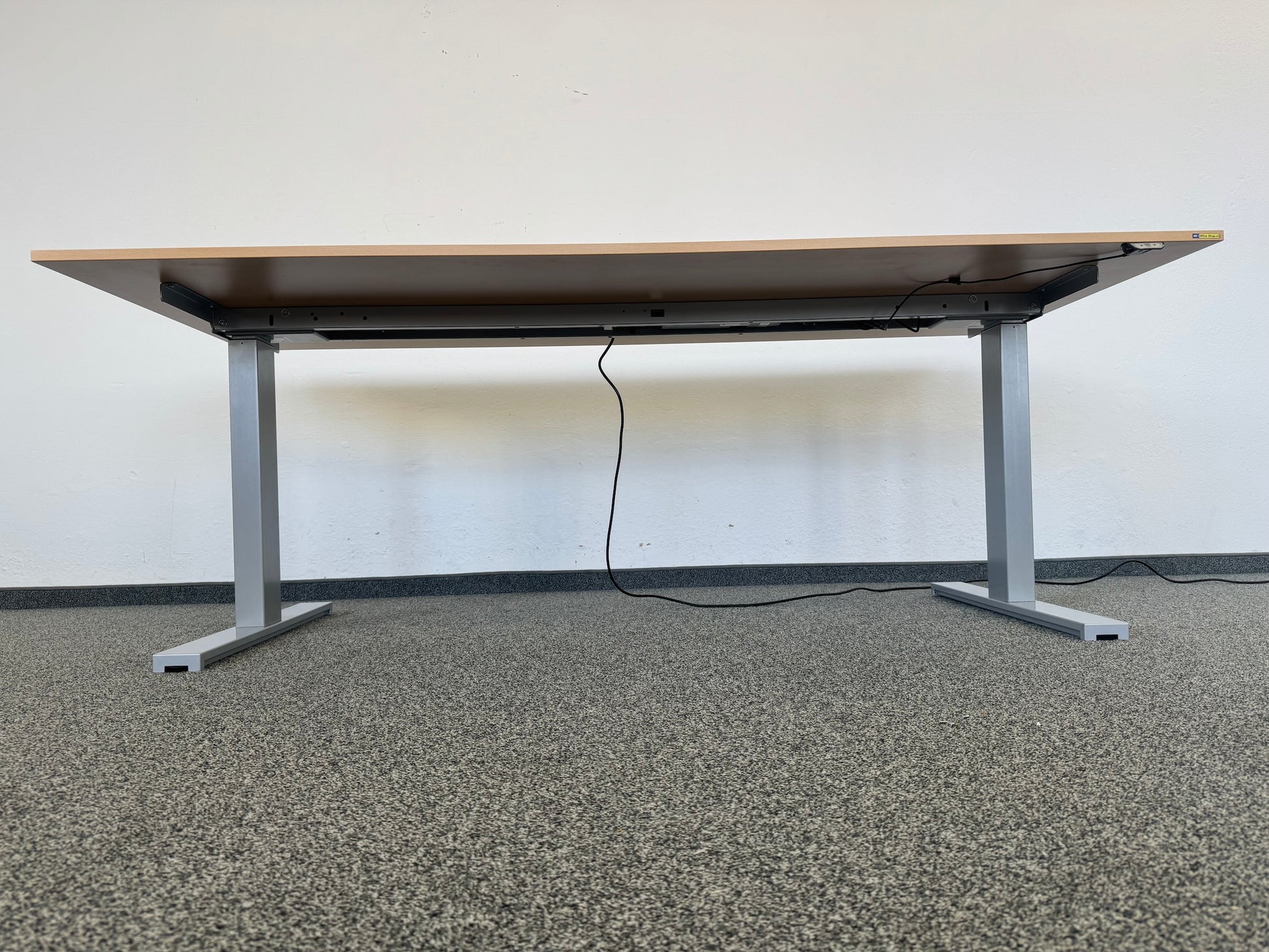 Interoffice Sitz-Steh-Schreibtisch von unten