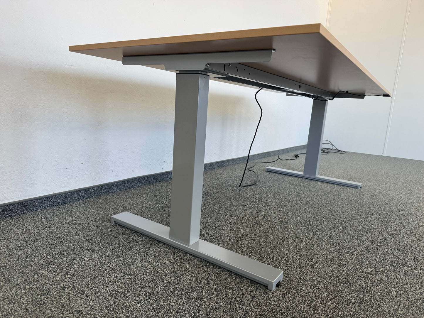 Interoffice Sitz-Steh-Schreibtisch von unten seitlich