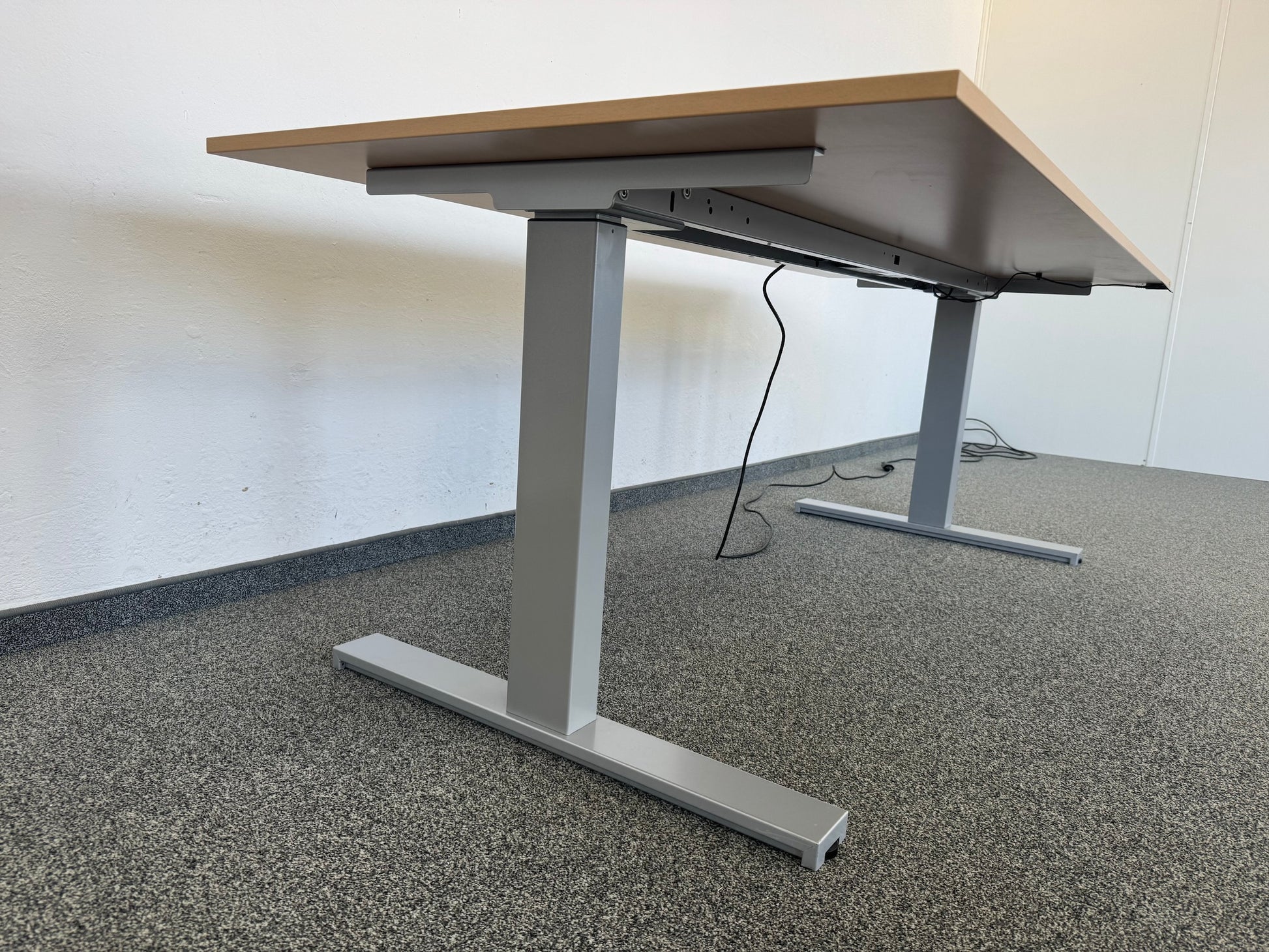 Interoffice Sitz-Steh-Schreibtisch von unten seitlich
