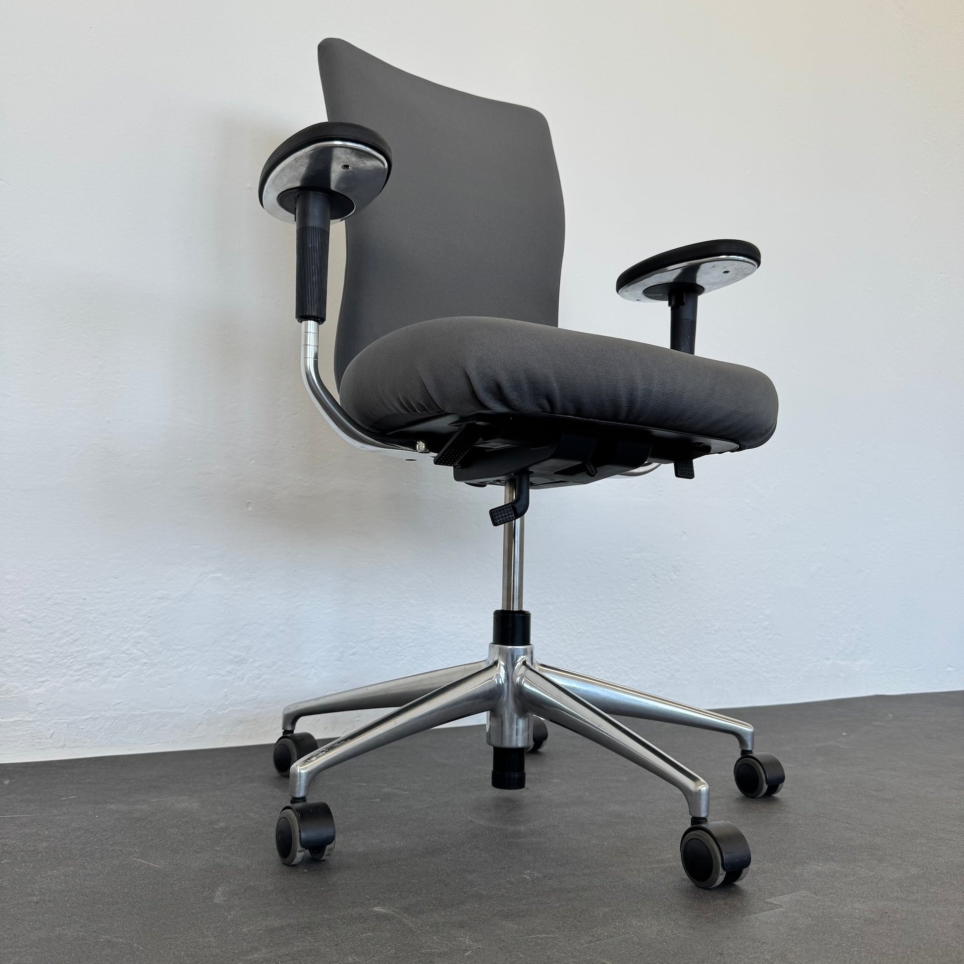 Vitra T-Chair Bürodrehstuhl Ansicht Armlehnen von unten