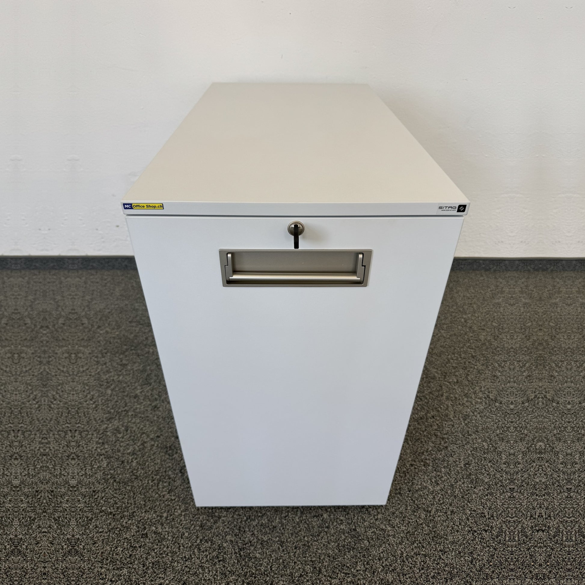 Sitag Apothekerschrank Spanplatte weiss geschlossen von vorne