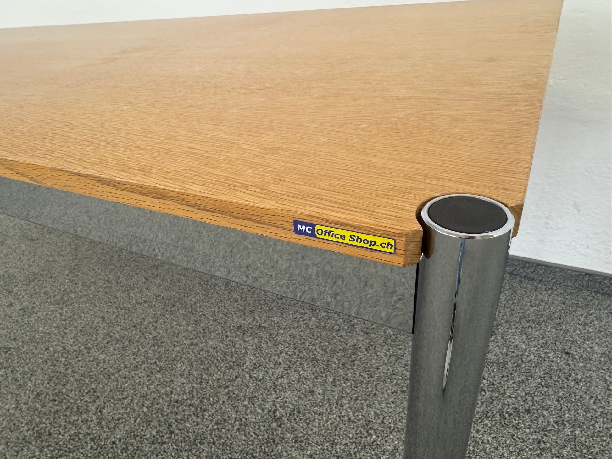 USM Haller Classic Schreibtisch Detailansicht Gestell Chrom
