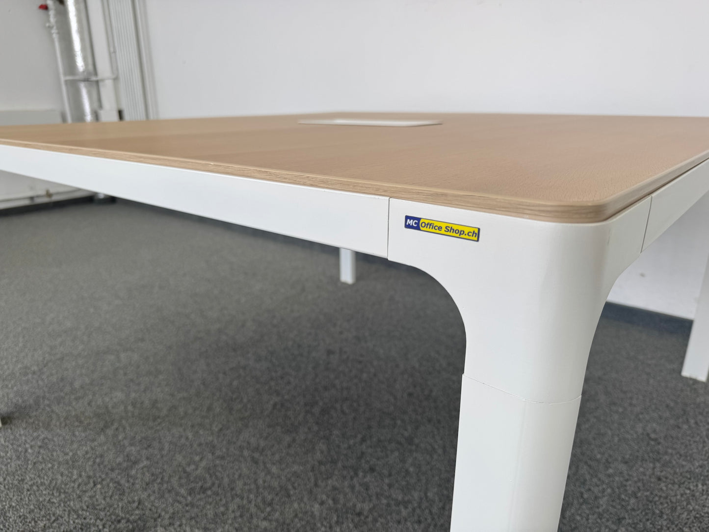 IKEA Sitzungstisch Bekant  Detailansicht seitlich