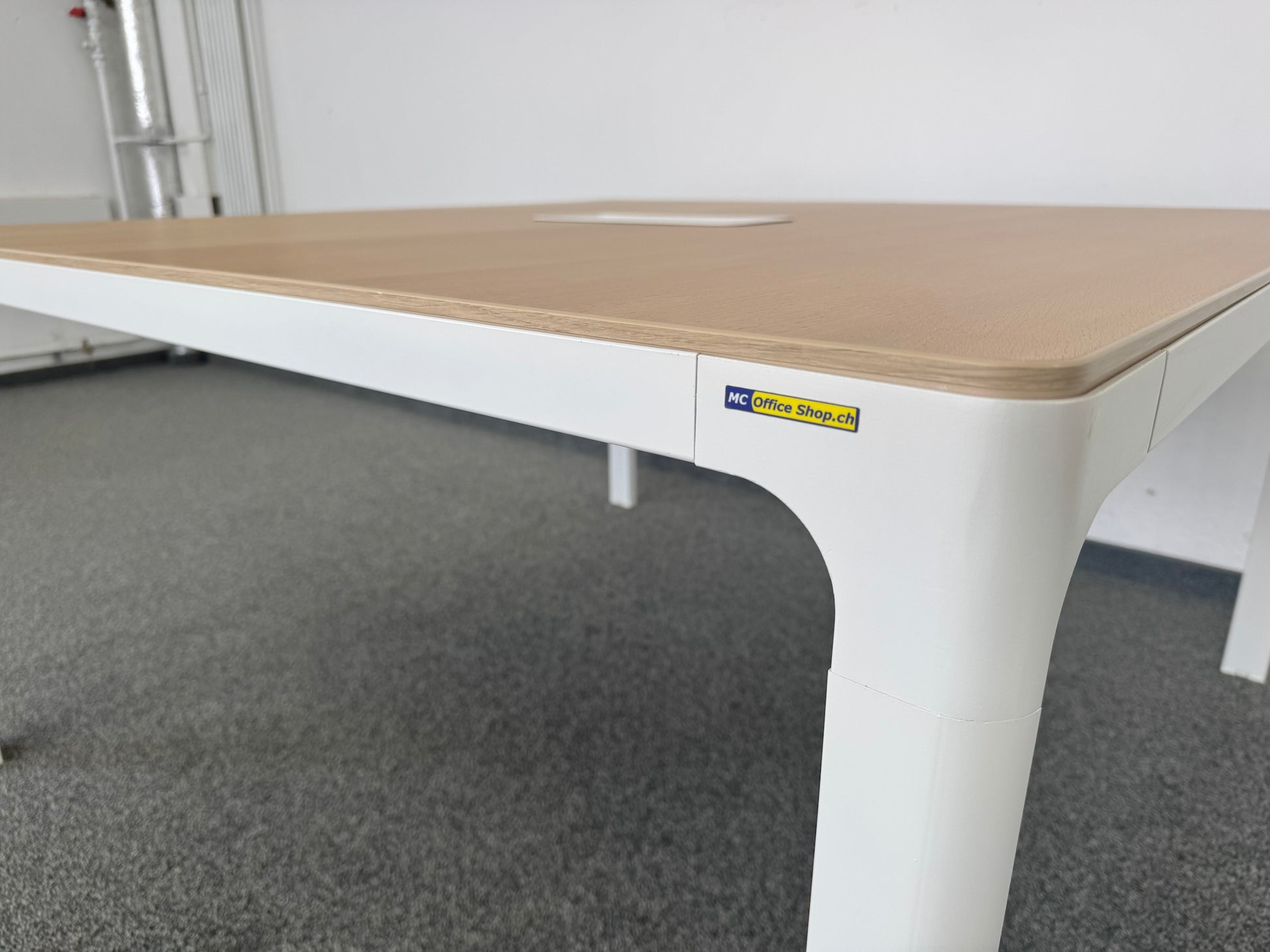 IKEA Sitzungstisch Bekant  Detailansicht seitlich