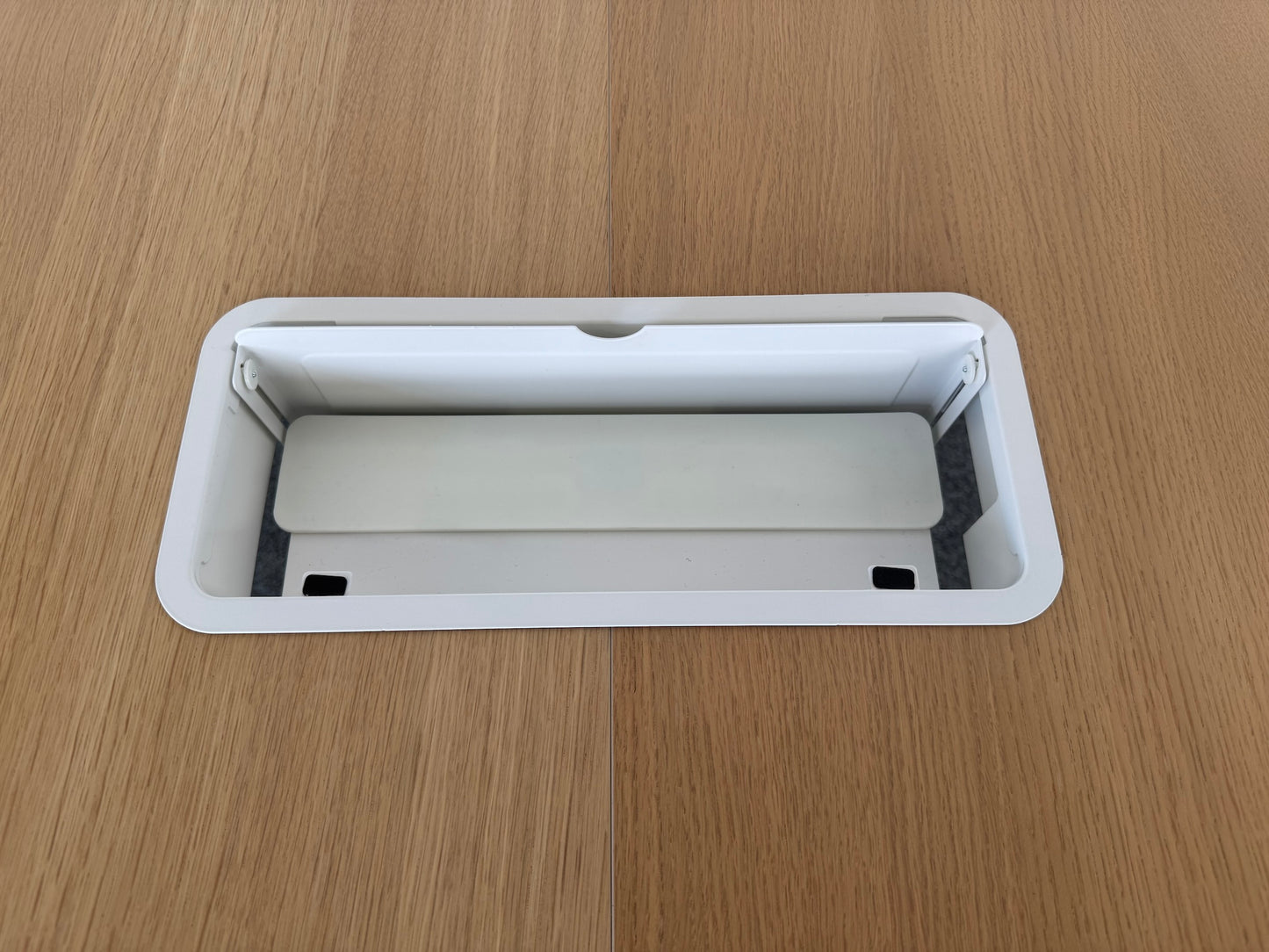 IKEA Sitzungstisch Bekant  Detailansicht der Kabelklappe
