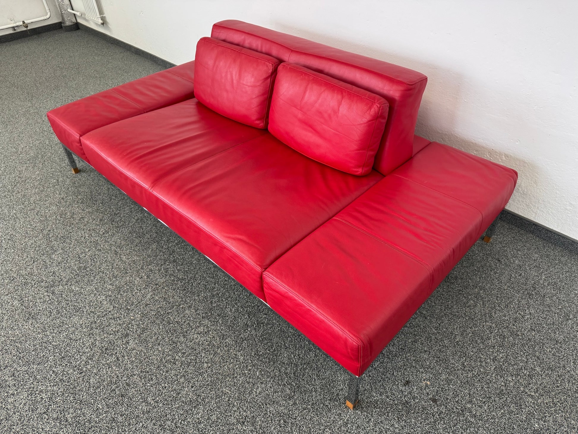 De Sede 2er Sofa in rotem Leder mit Chromgestell von links