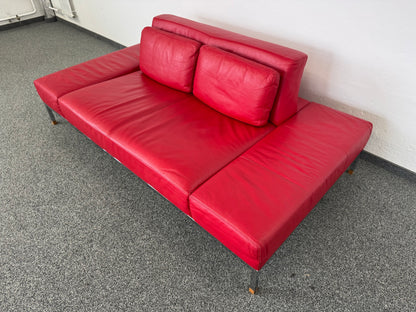 De Sede 2er Sofa in rotem Leder mit Chromgestell von links - 6037756