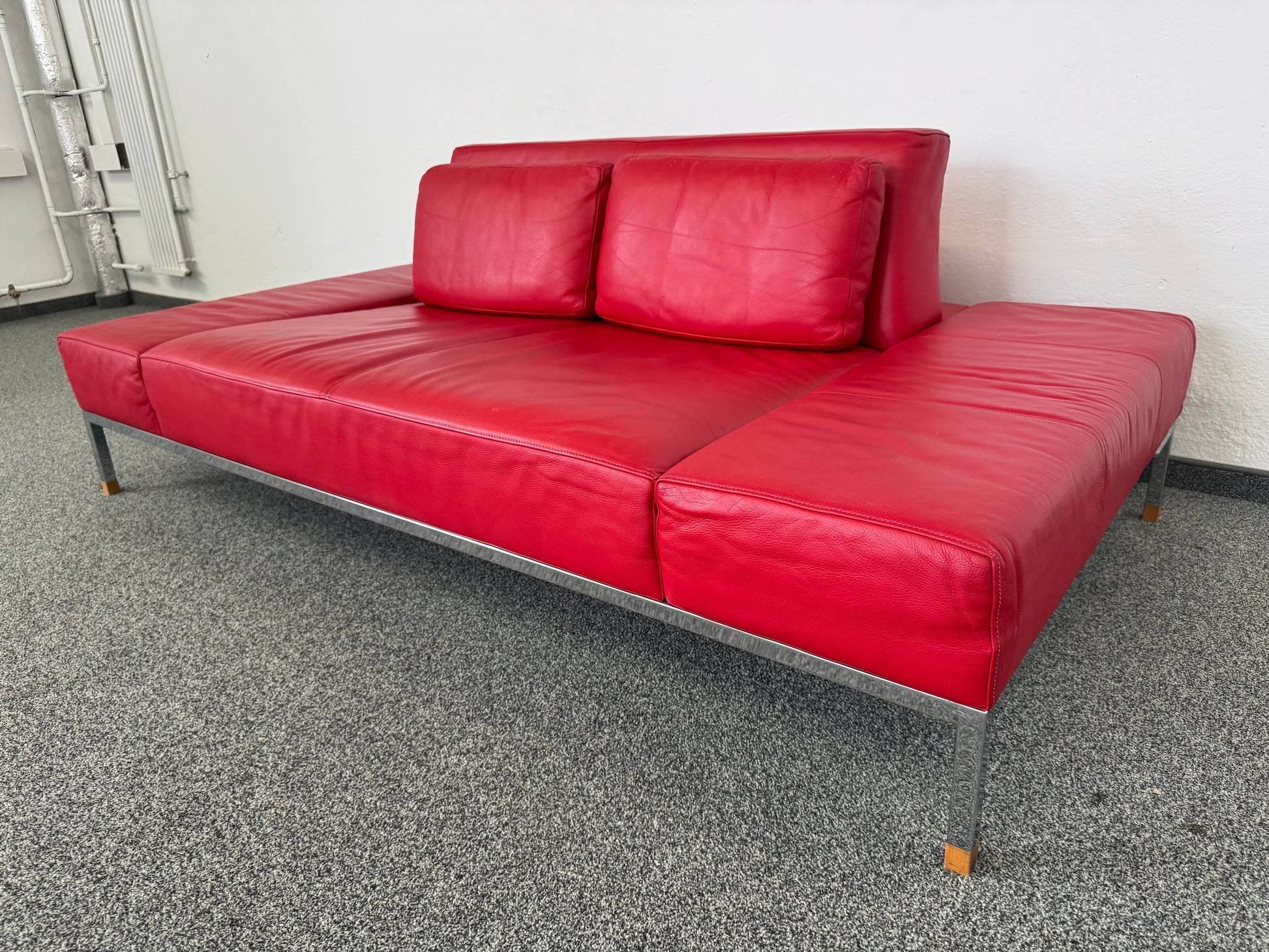 De Sede 2er Sofa in rotem Leder mit Chromgestell von vorne