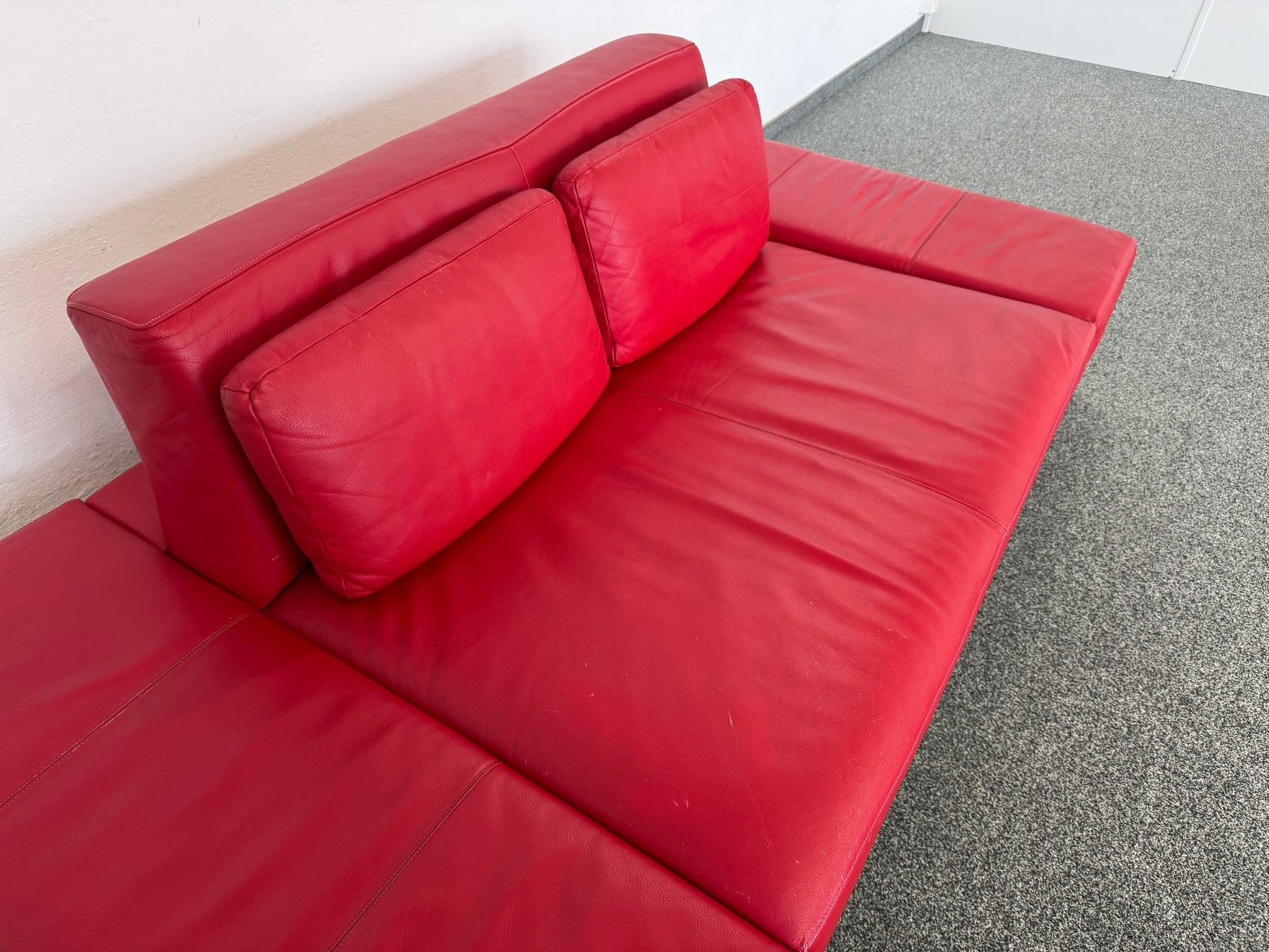 De Sede 2er Sofa in rotem Leder mit Chromgestell Detailansicht Rückenlehne