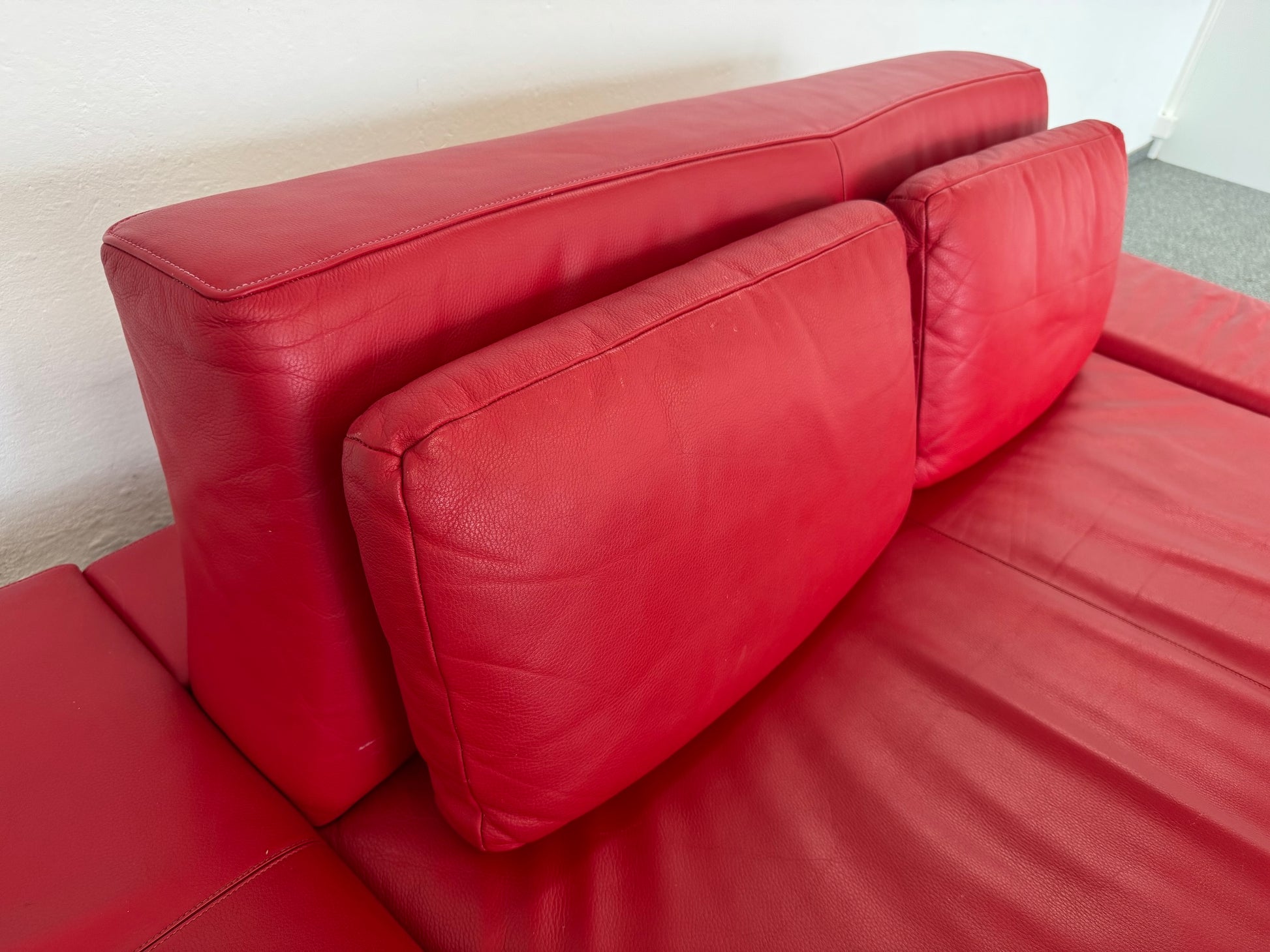 De Sede 2er Sofa in rotem Leder mit Chromgestell Detailansicht Rückenpolster