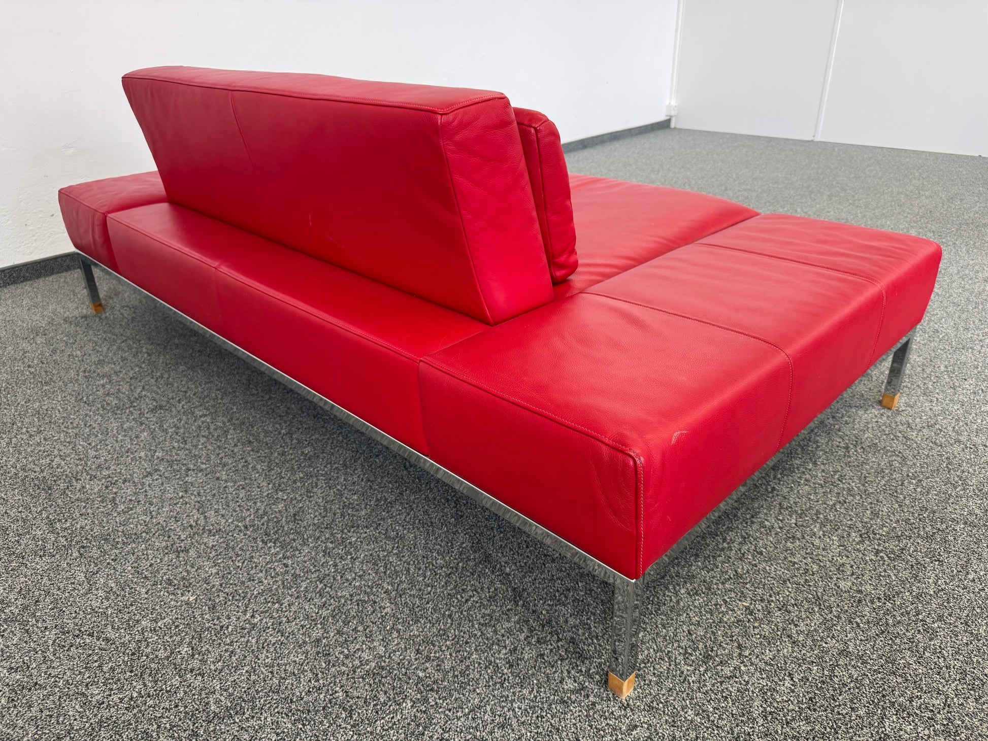 De Sede 2er Sofa in rotem Leder mit Chromgestell Detailansicht von hinten