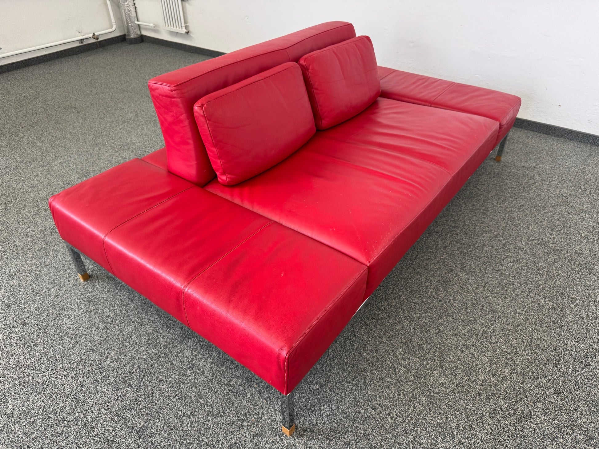 De Sede 2er Sofa in rotem Leder mit Chromgestell seitliche Ansicht