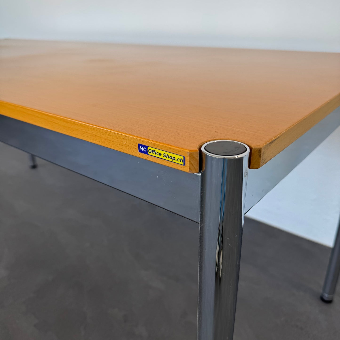 USM Haller Classic Schreibtisch Detailansicht Gestell Chrom