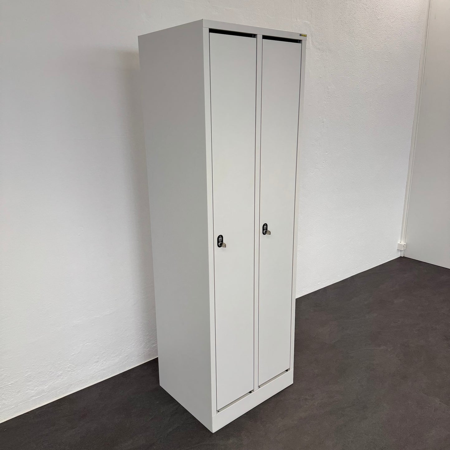 Stalgo G12 Garderobenschrank seitliche Ansicht