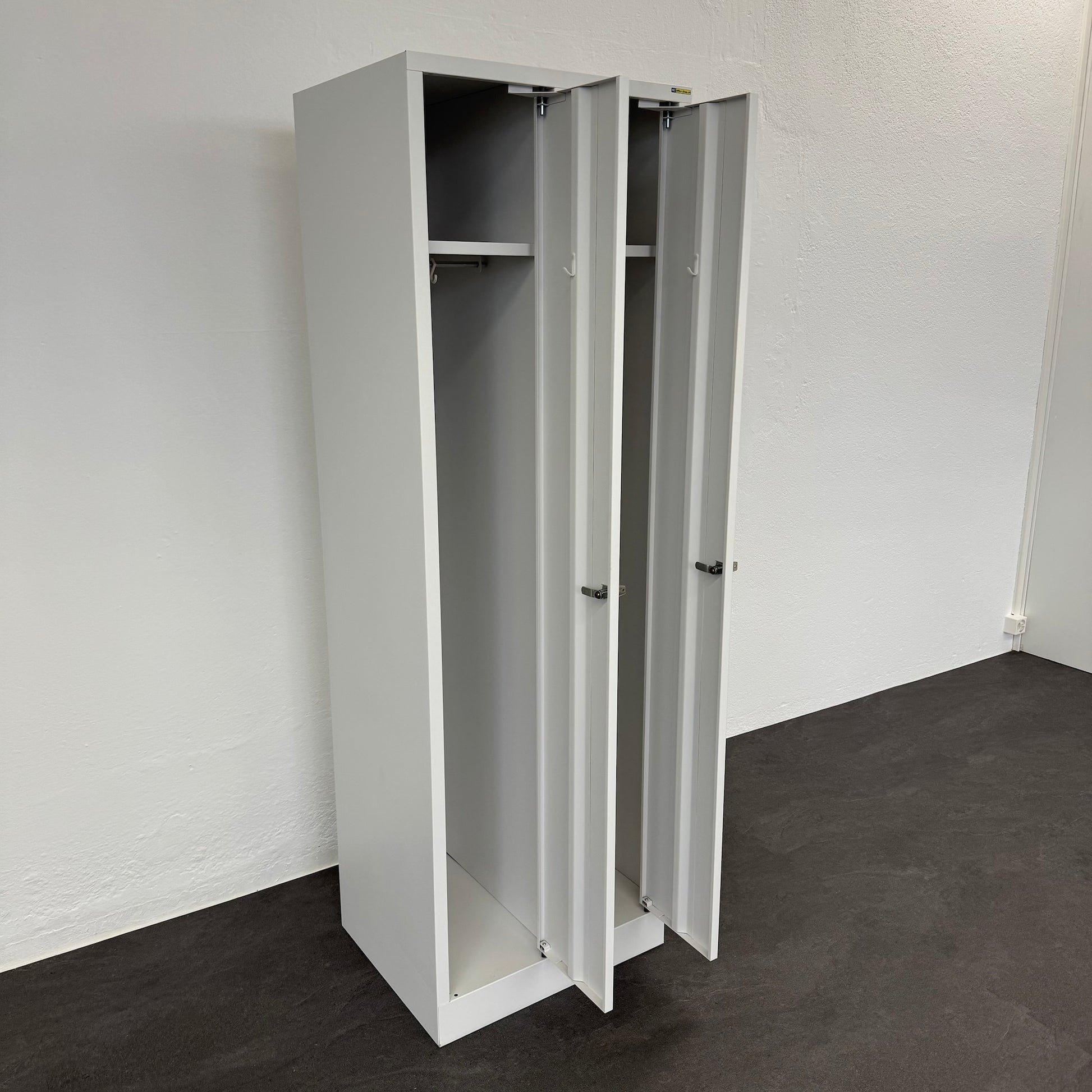 Stalgo G12 Garderobenschrank offen von links