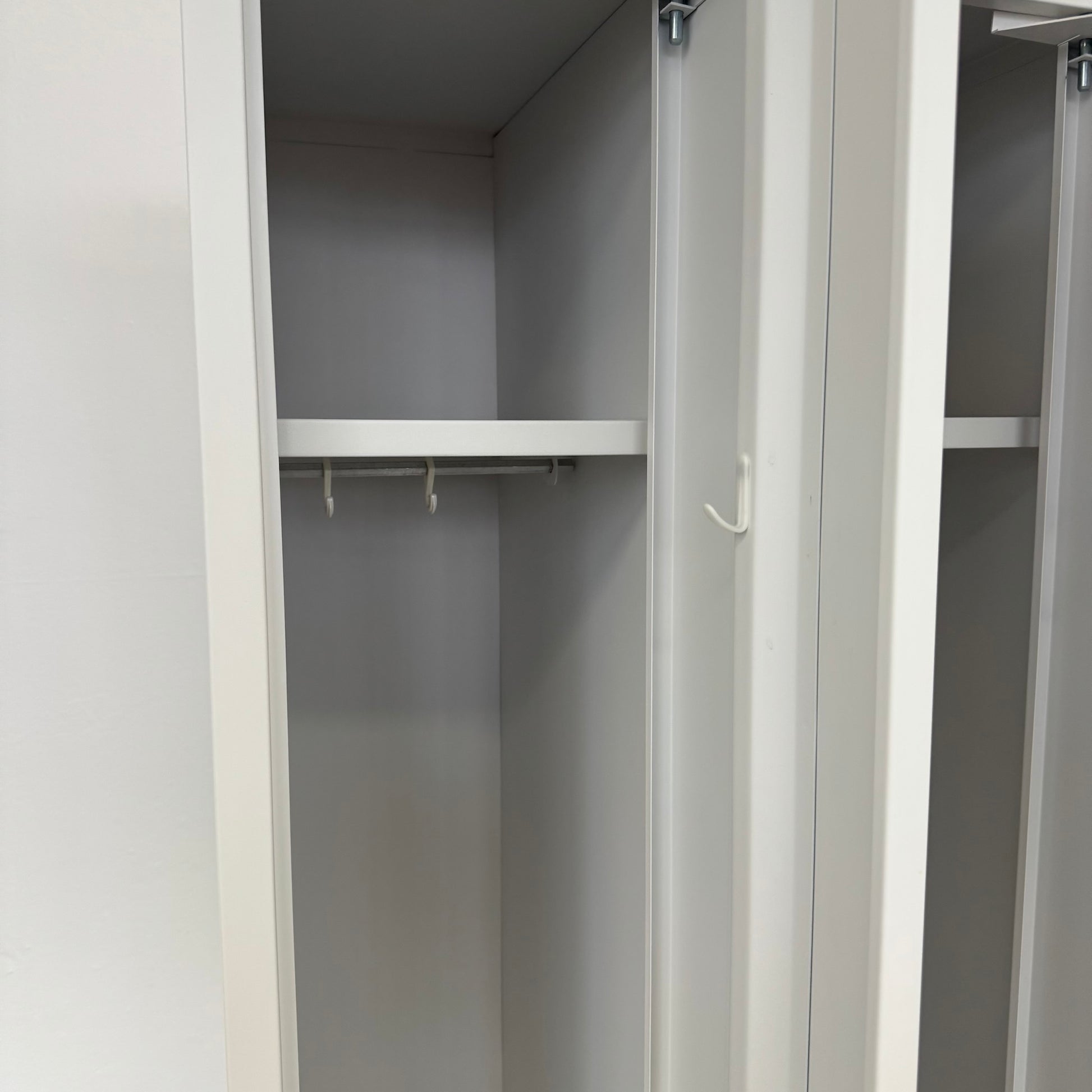 Stalgo G12 Garderobenschrank Detailfoto Kleiderhaken