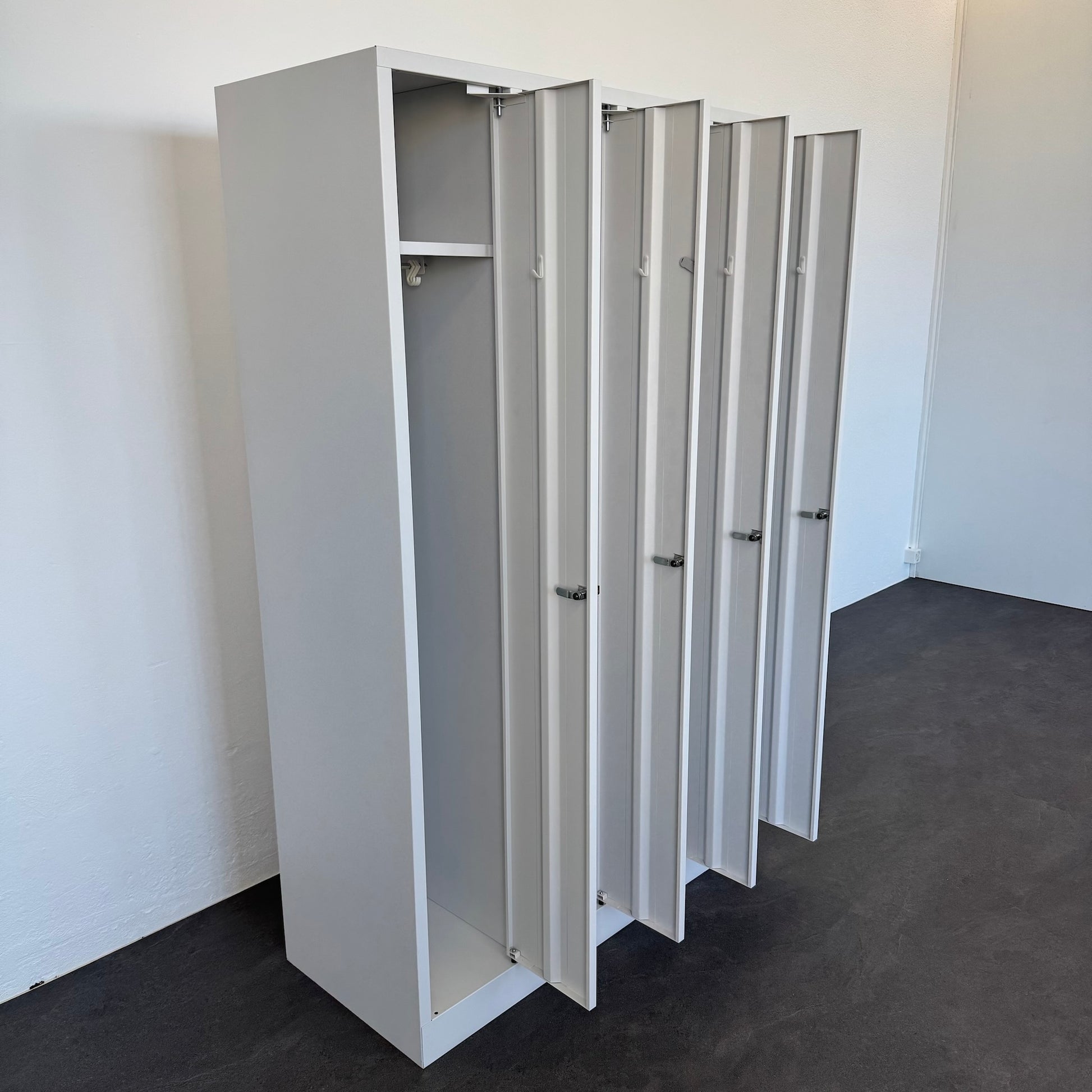 Stalgo G14 Garderobenschrank offen von links