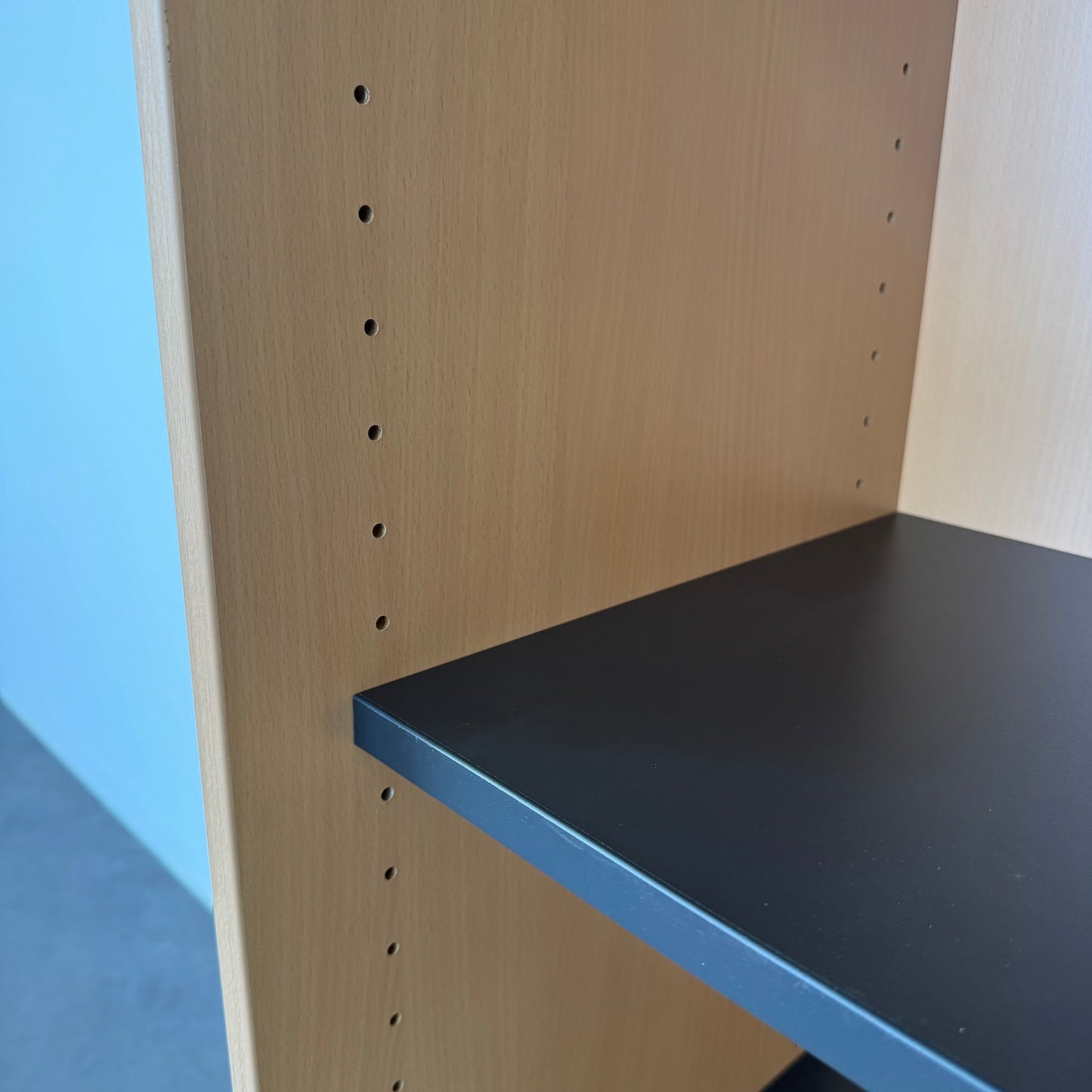 Gesika Lim Regal Detailfoto Fachboden