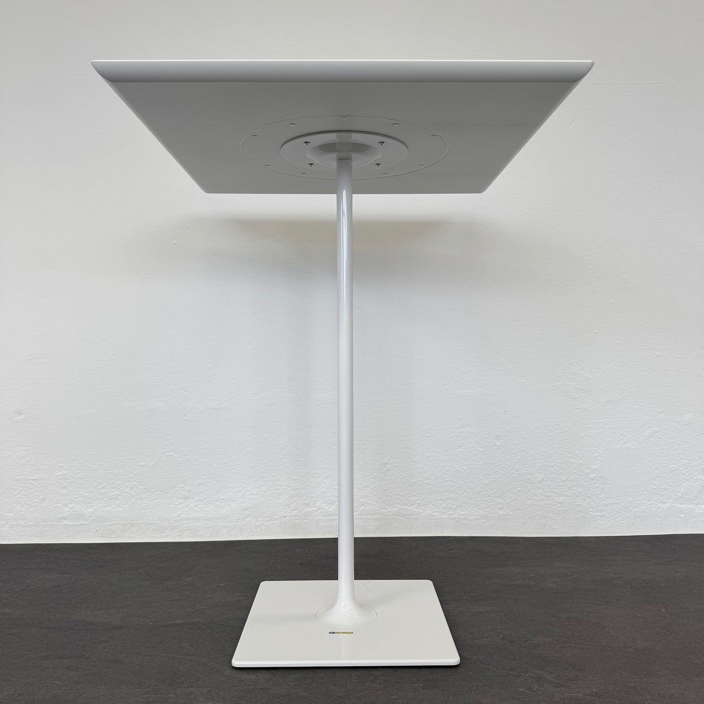 Arper Dizzie Bartisch Ansicht von unten